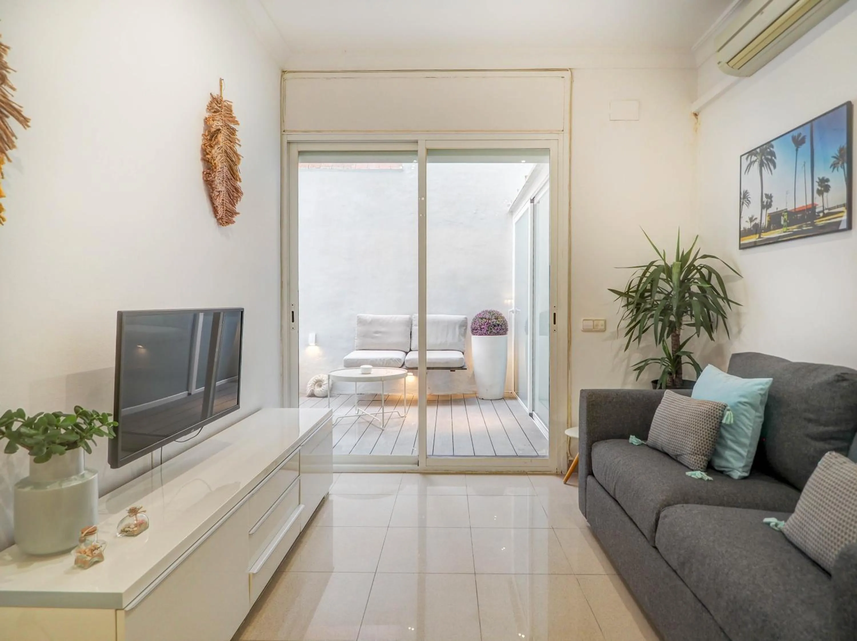 White Center Apartment by Hello Homes Sitges