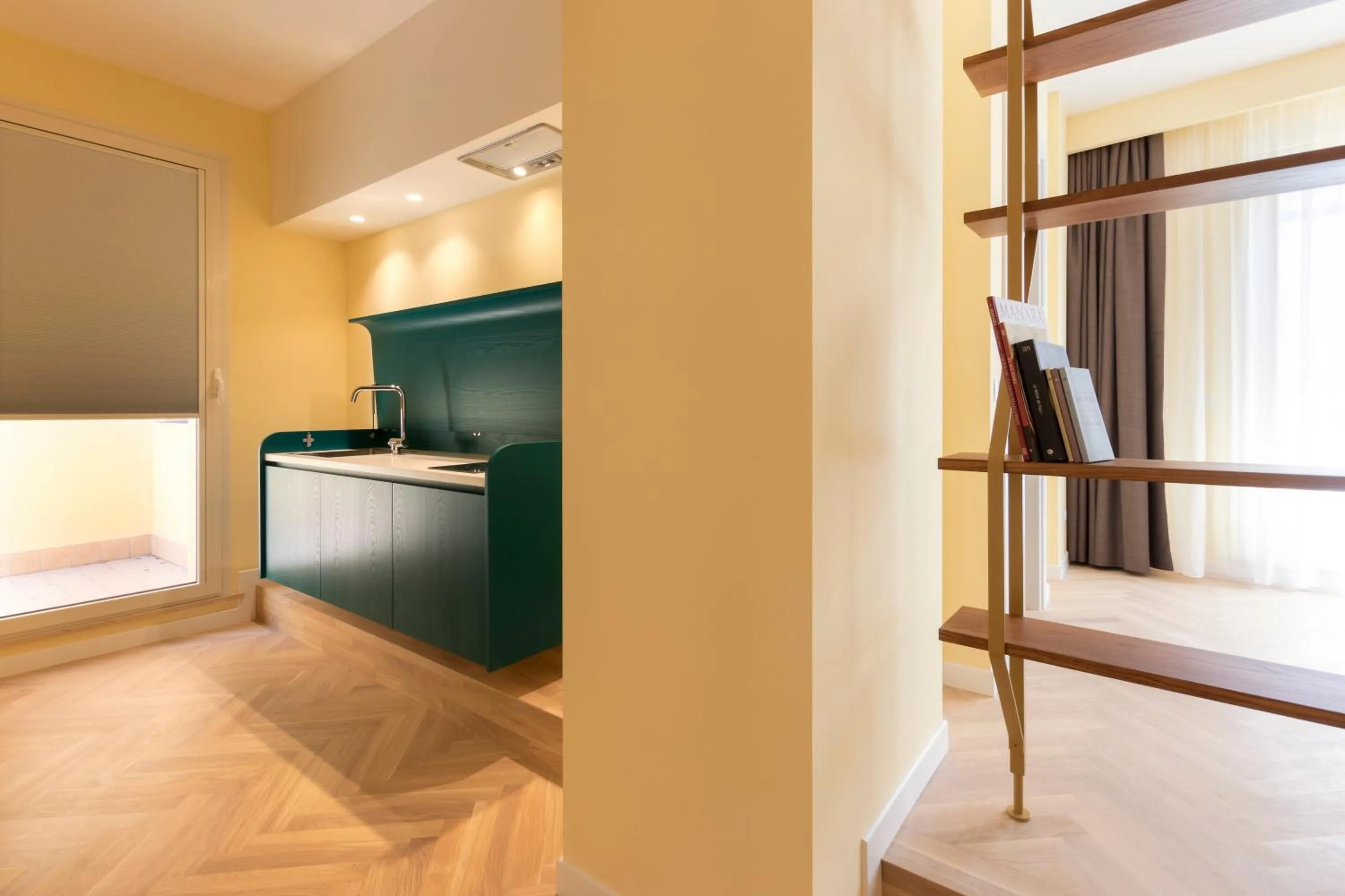 Communal lounge/ TV room, Bed in Metropolitan Suites