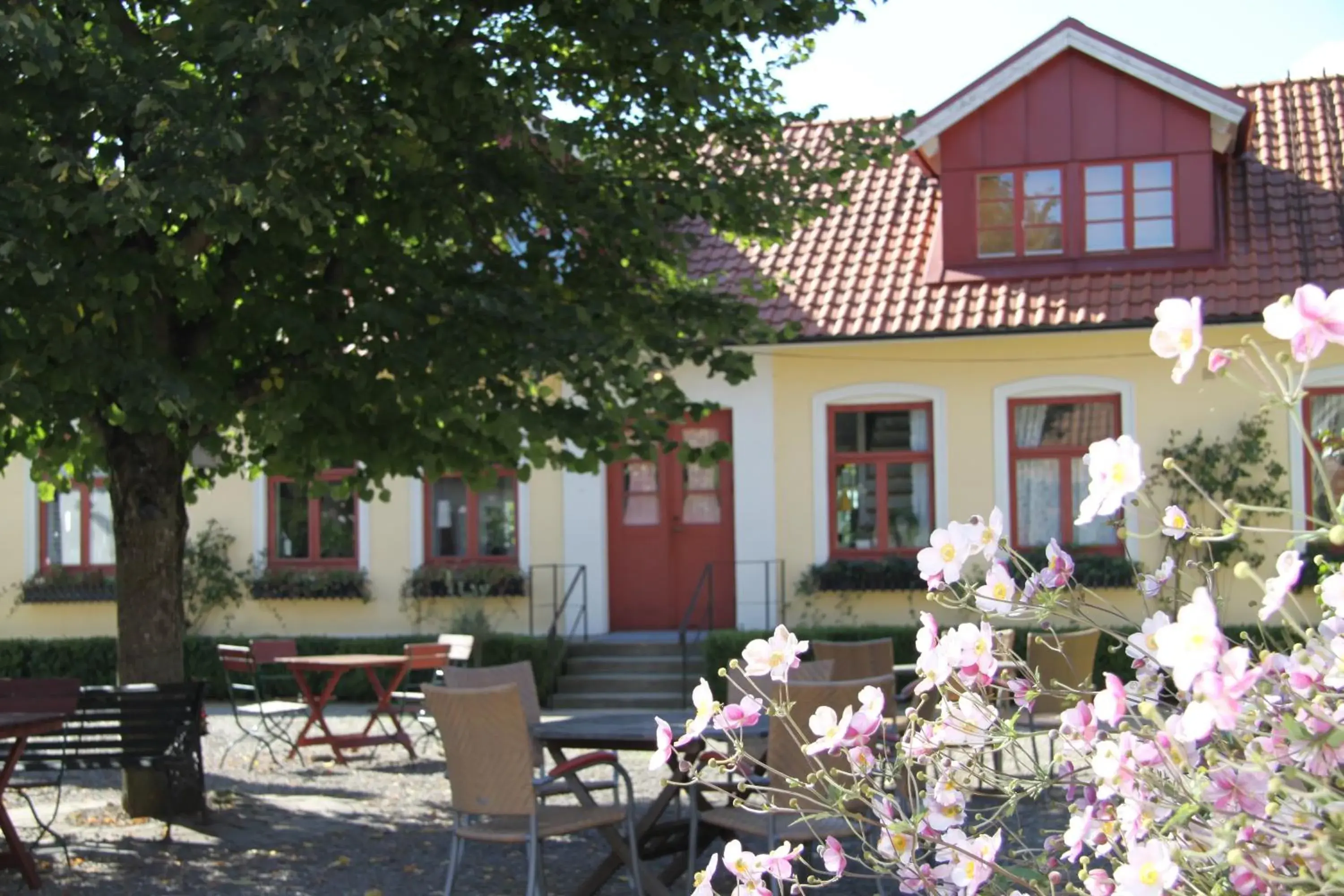 Blåsingsborgs Gårdshotell på Österlen Blåsingsborgs Gårdshotell på Österlen