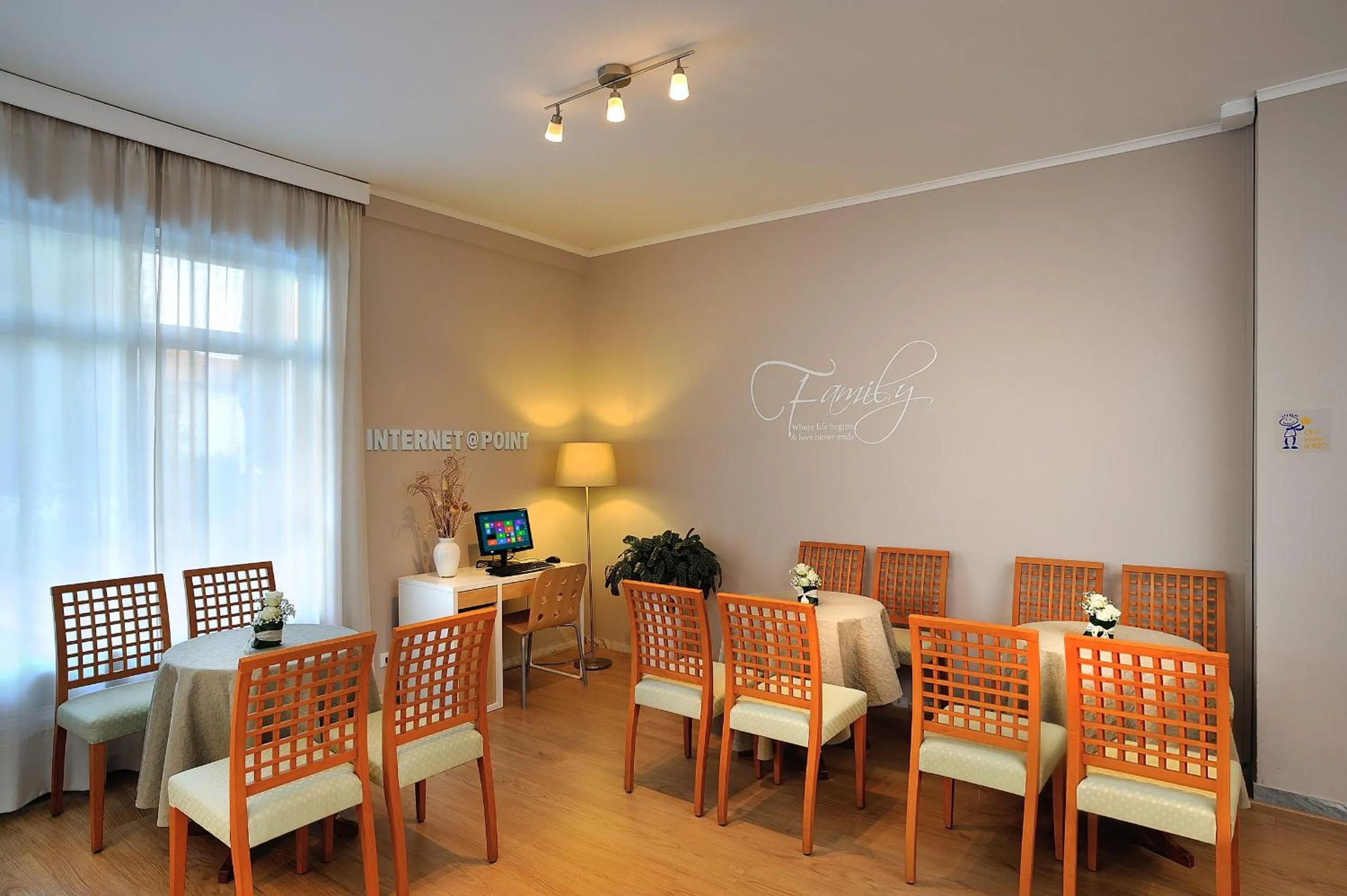 Restaurant/places to eat in Raffy Family & Bike Hotel