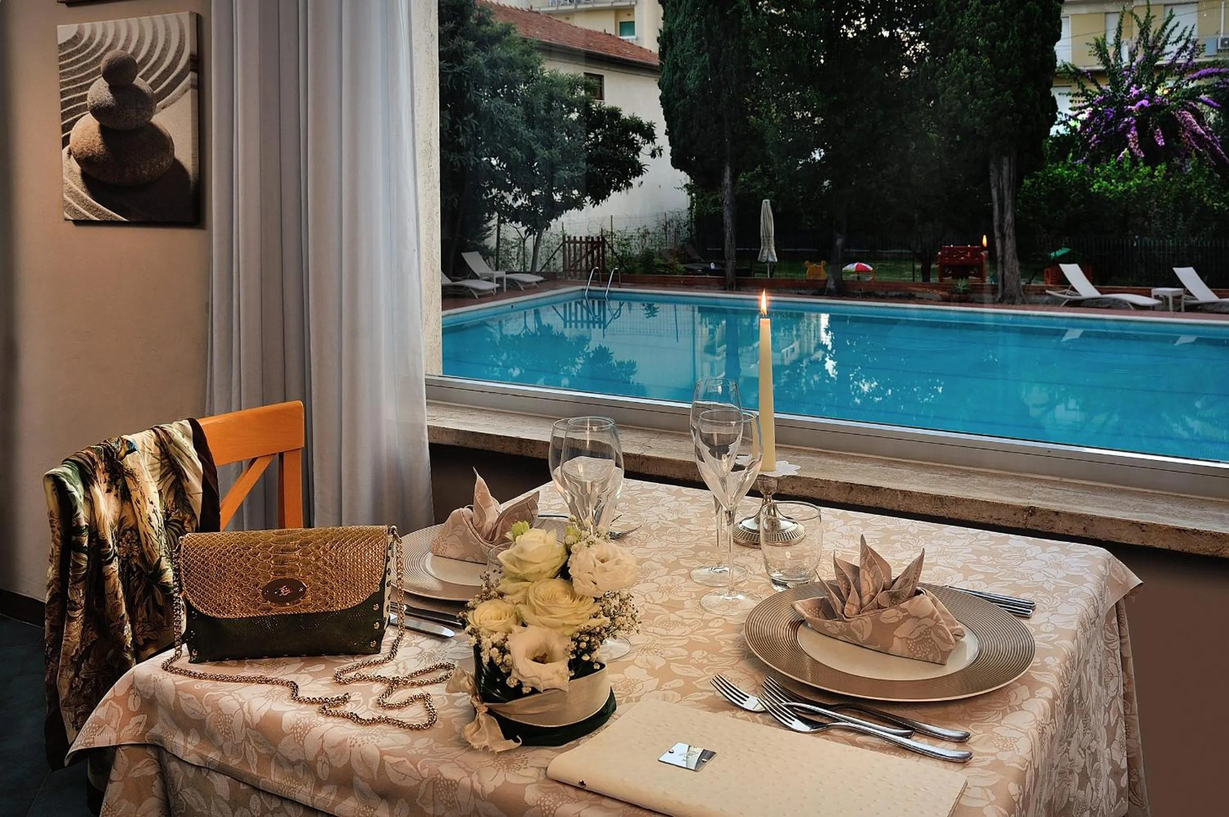 Restaurant/places to eat in Raffy Family & Bike Hotel