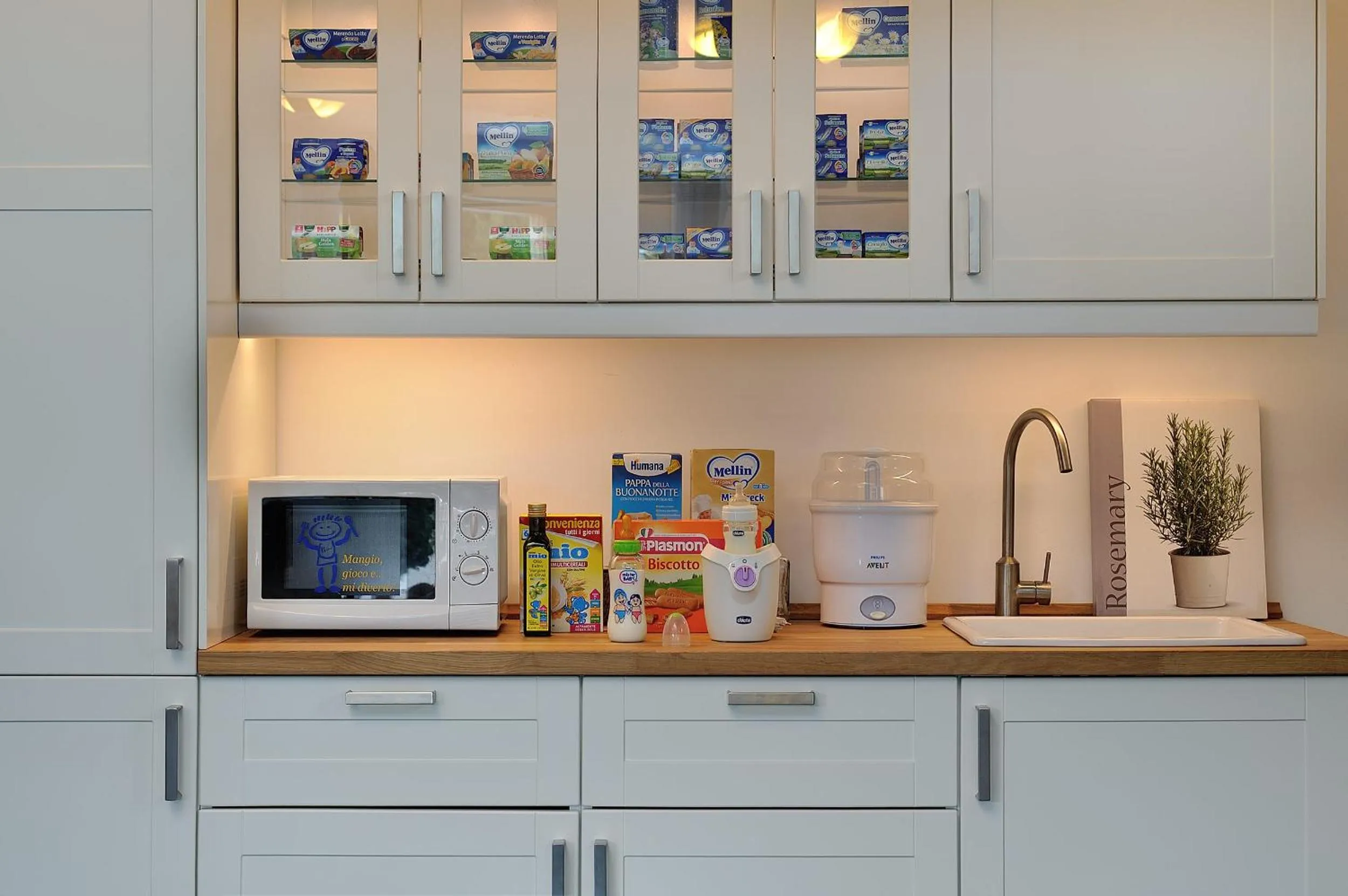 Communal kitchen in Raffy Family & Bike Hotel