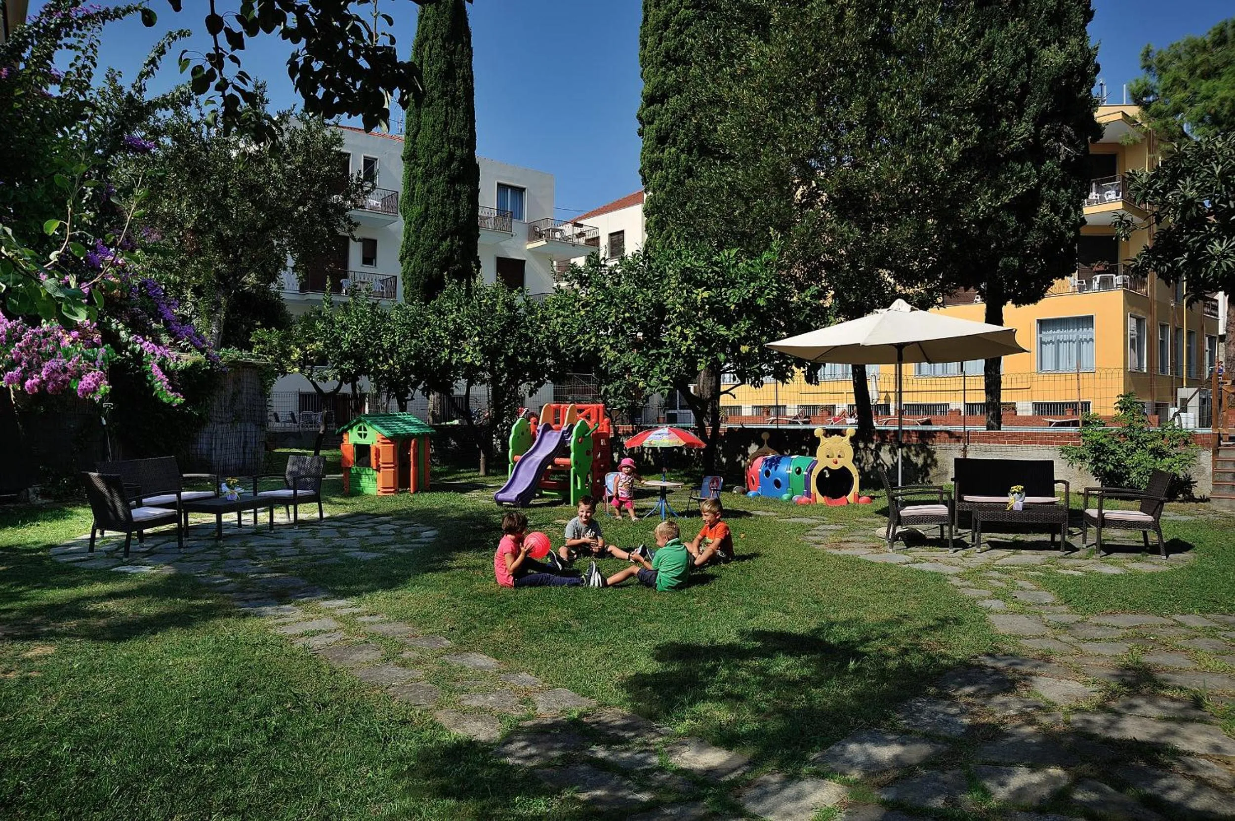 Garden in Raffy Family & Bike Hotel