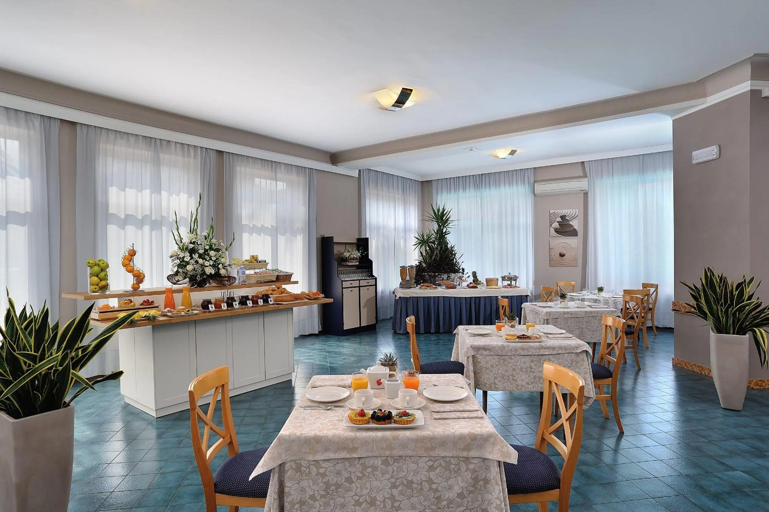 Restaurant/places to eat in Raffy Family & Bike Hotel