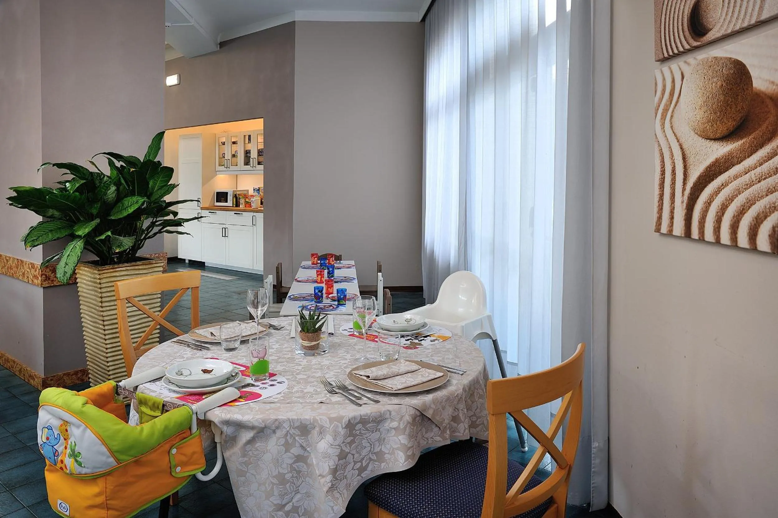 Restaurant/places to eat in Raffy Family & Bike Hotel