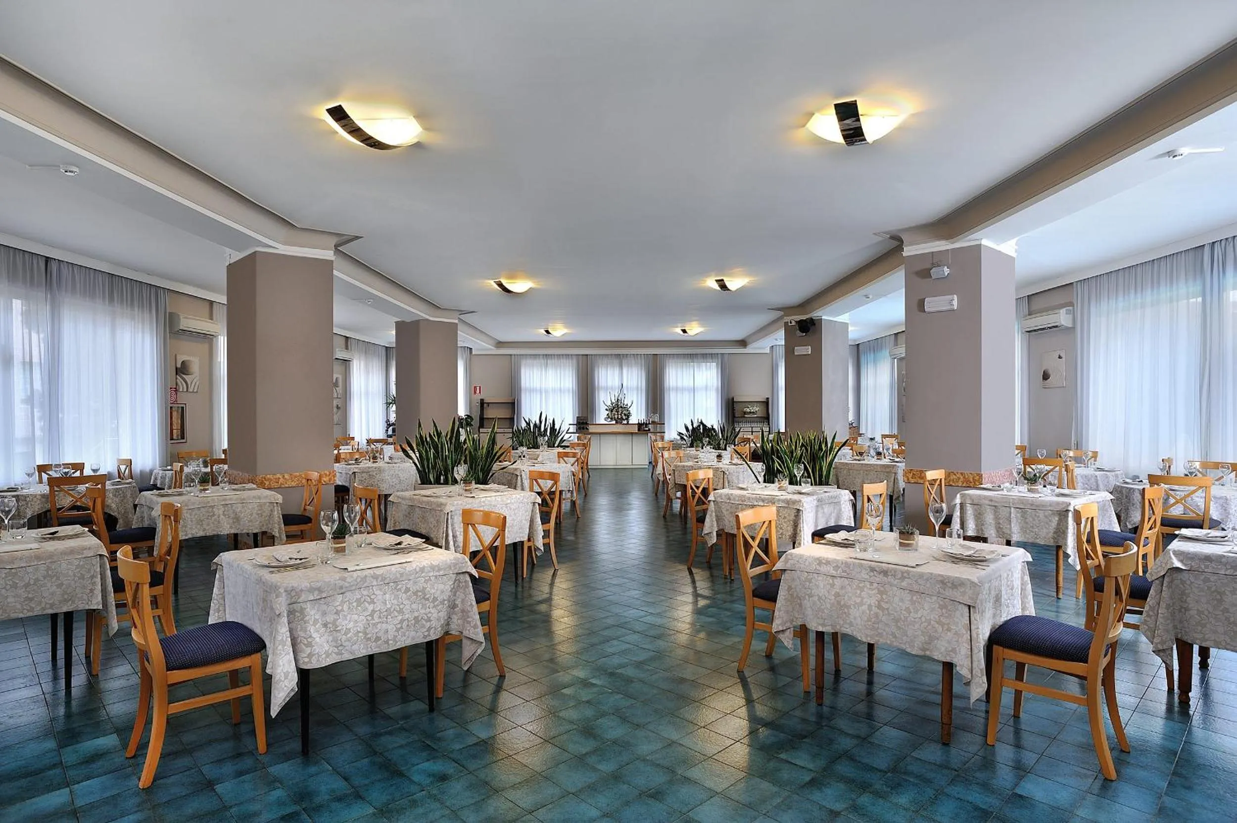 Restaurant/places to eat in Raffy Family & Bike Hotel