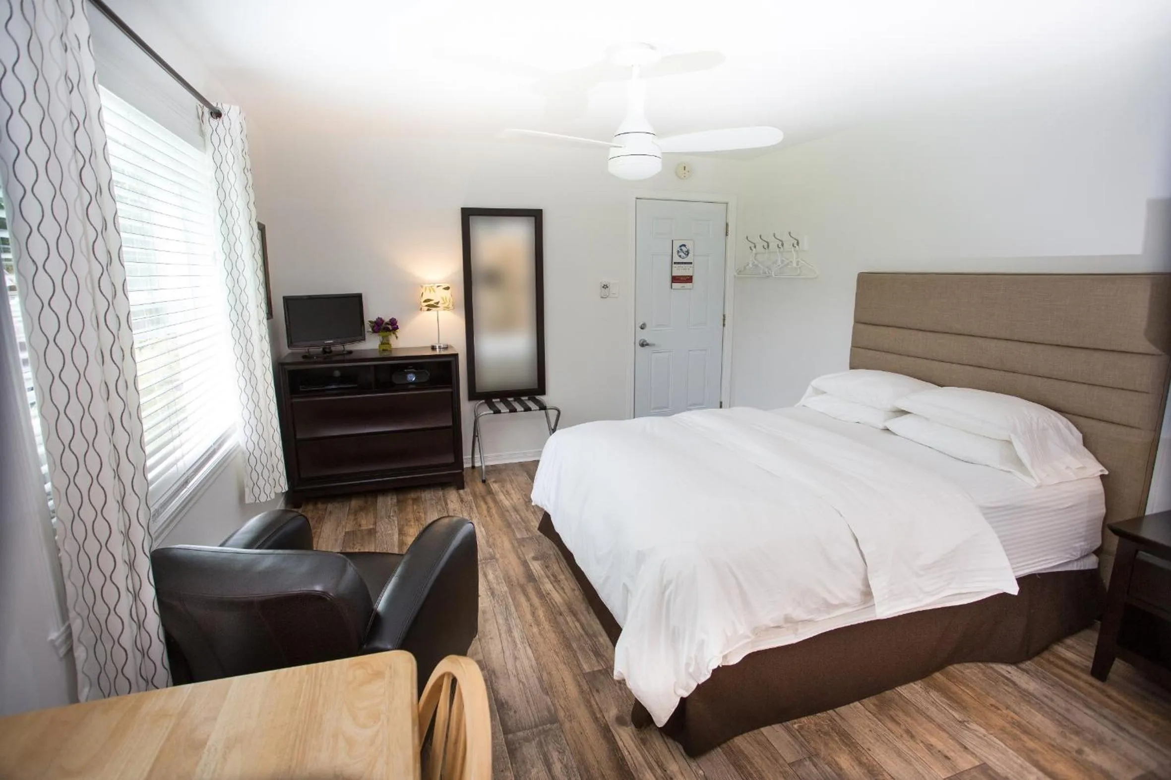 Photo of the whole room, Bed in Studiotel Bromont