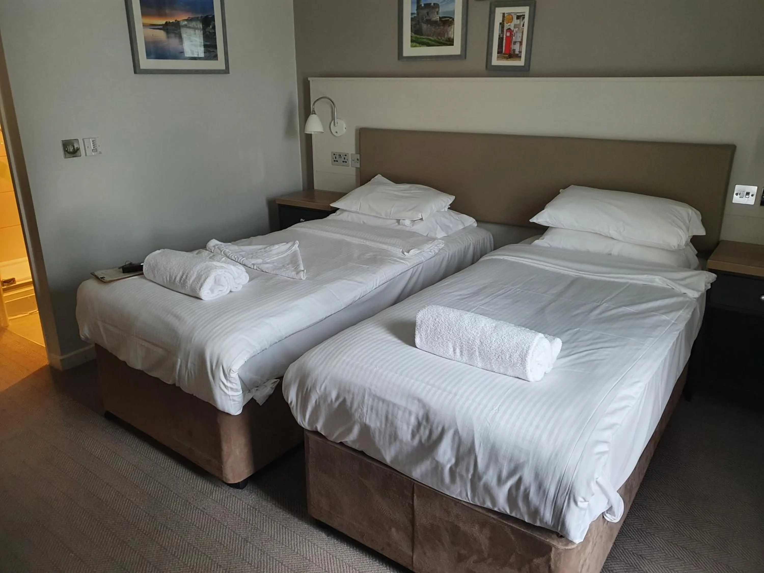 Bed in Ship and Castle Hotel