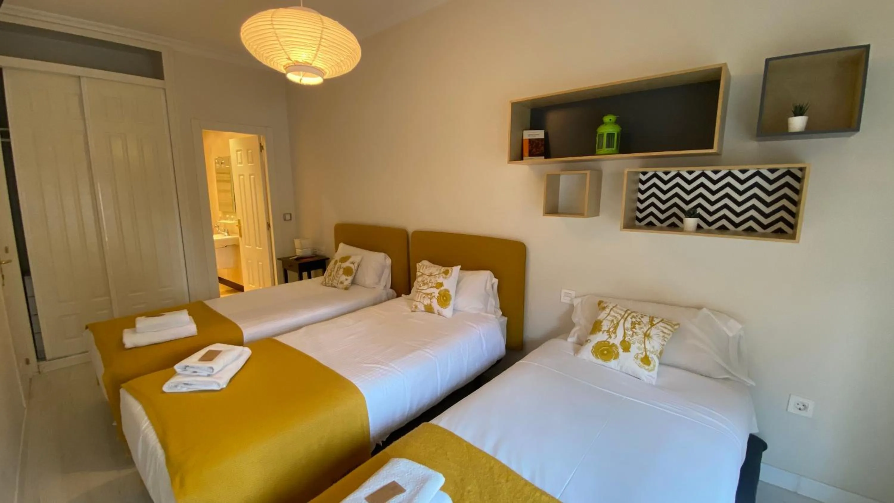 Bed in INSIDEHOME Valladolid Centro -Hab con baño privado en el centro y OPCION DE PARKING-