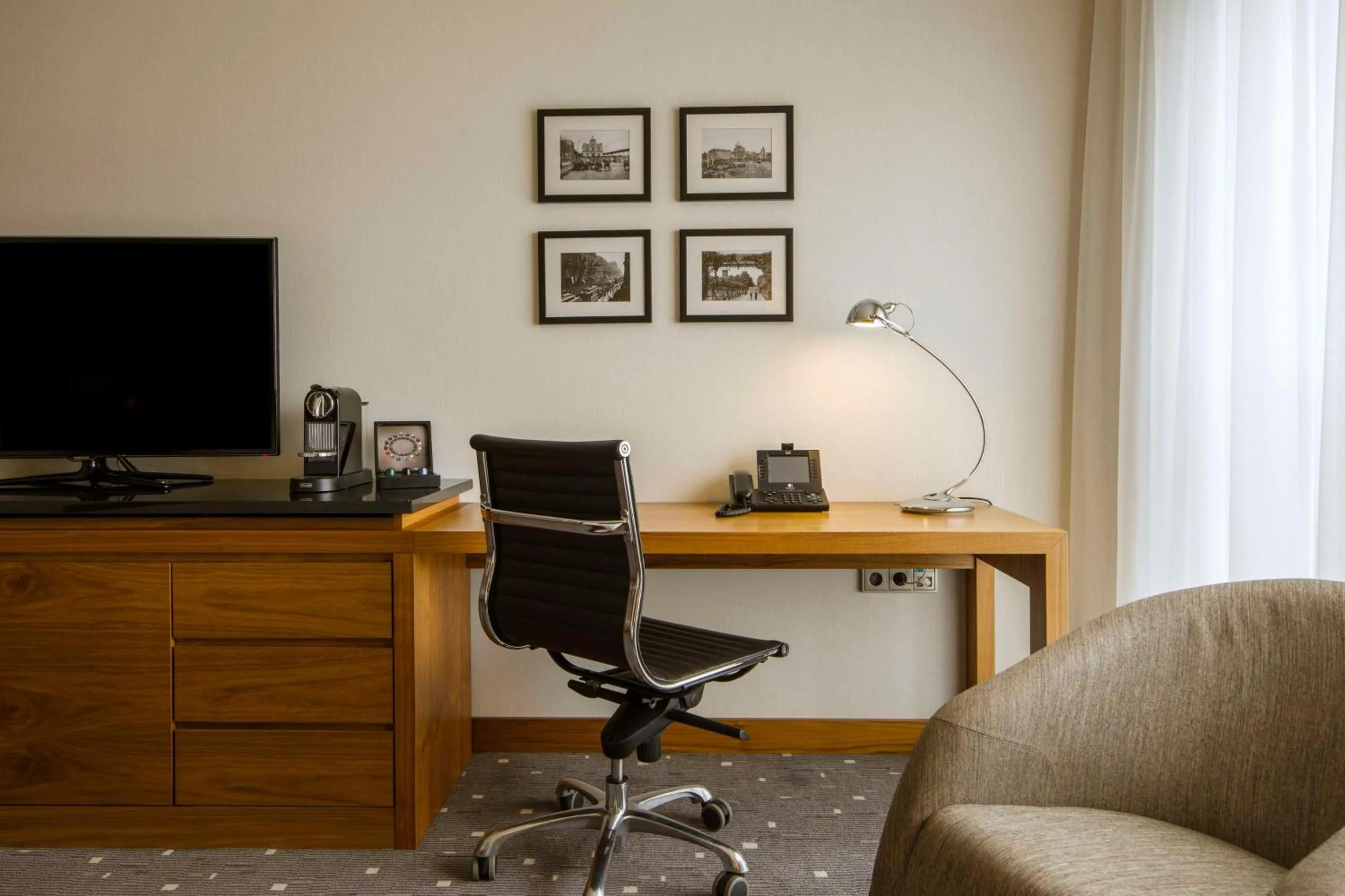 TV and multimedia in DoubleTree by Hilton Łódź