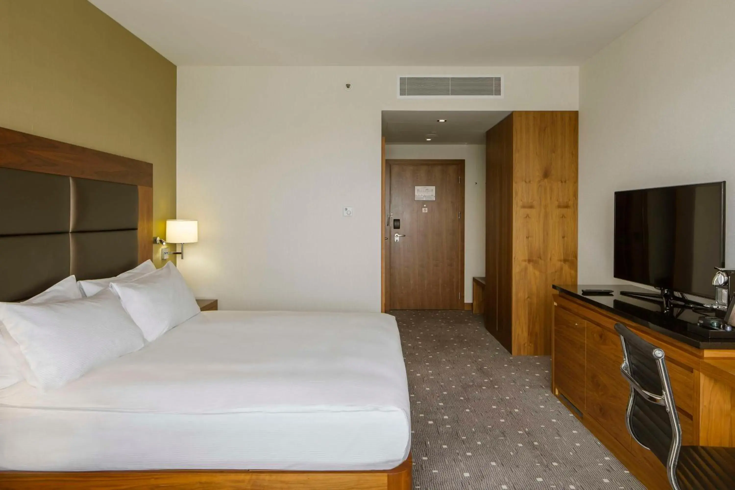 Deluxe King Room with View in DoubleTree by Hilton Łódź Deluxe King Room with View in DoubleTree by Hilton Łódź