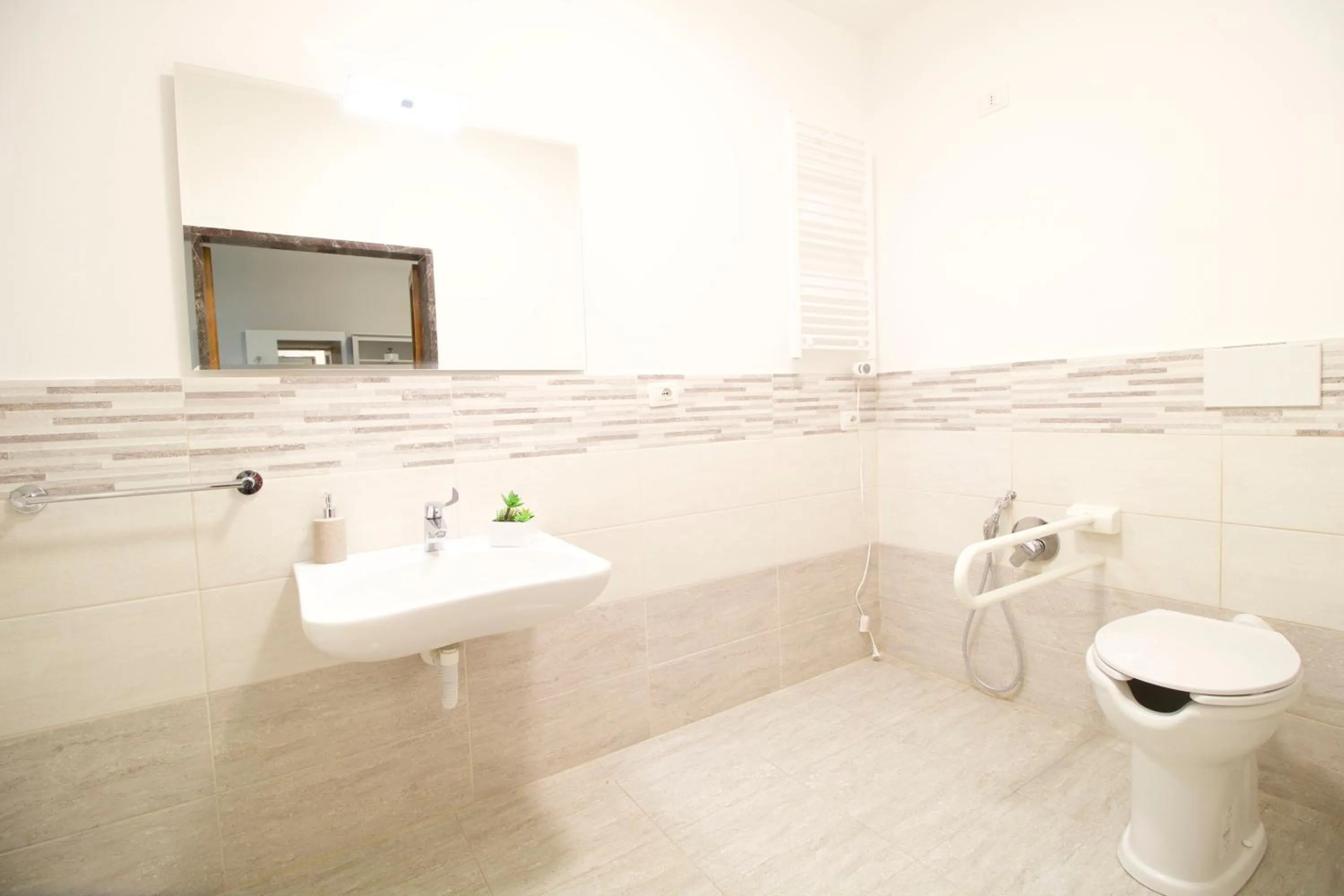 Toilet in Villa Gelsomino Garden