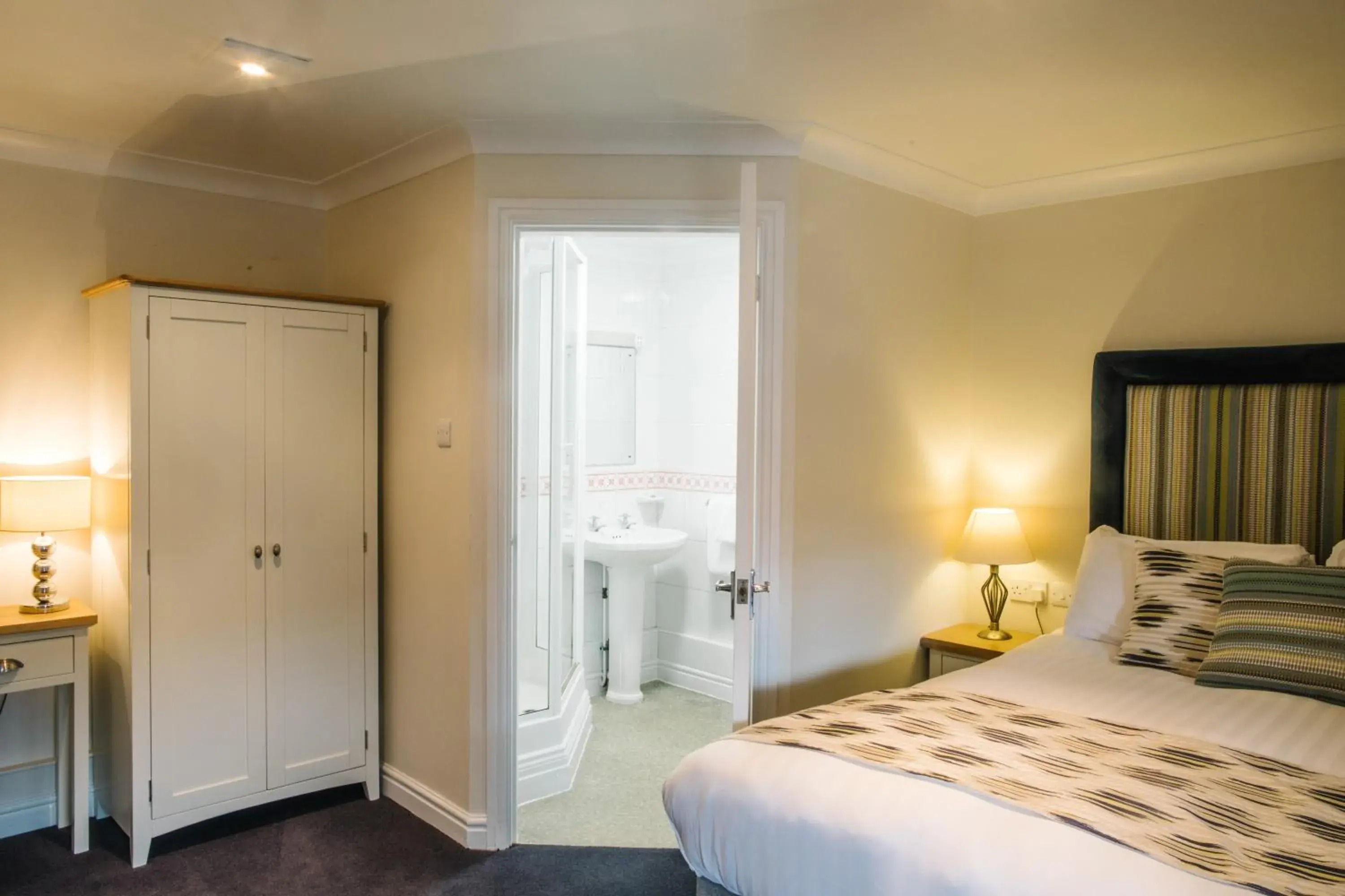 Double Room with Shower in The Old Fourpenny Hotel Double Room with Shower in The Old Fourpenny Hotel