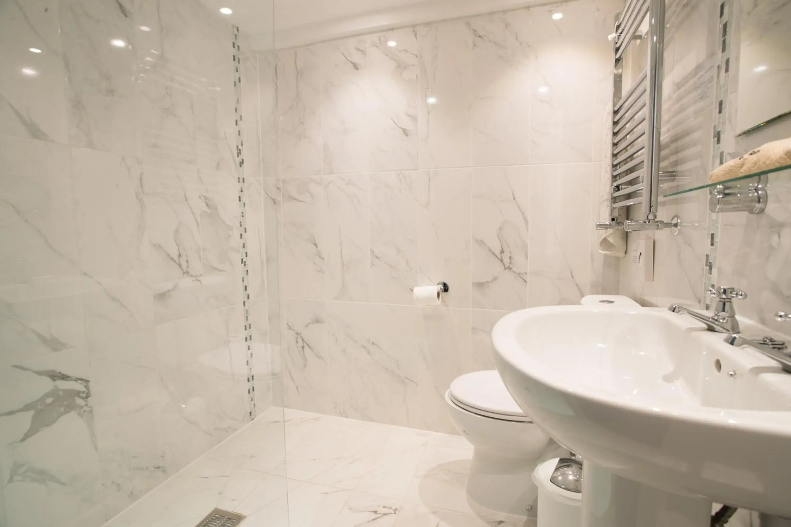 Queen Room with Two Queen Beds in The Old Fourpenny Hotel Queen Room with Two Queen Beds in The Old Fourpenny Hotel