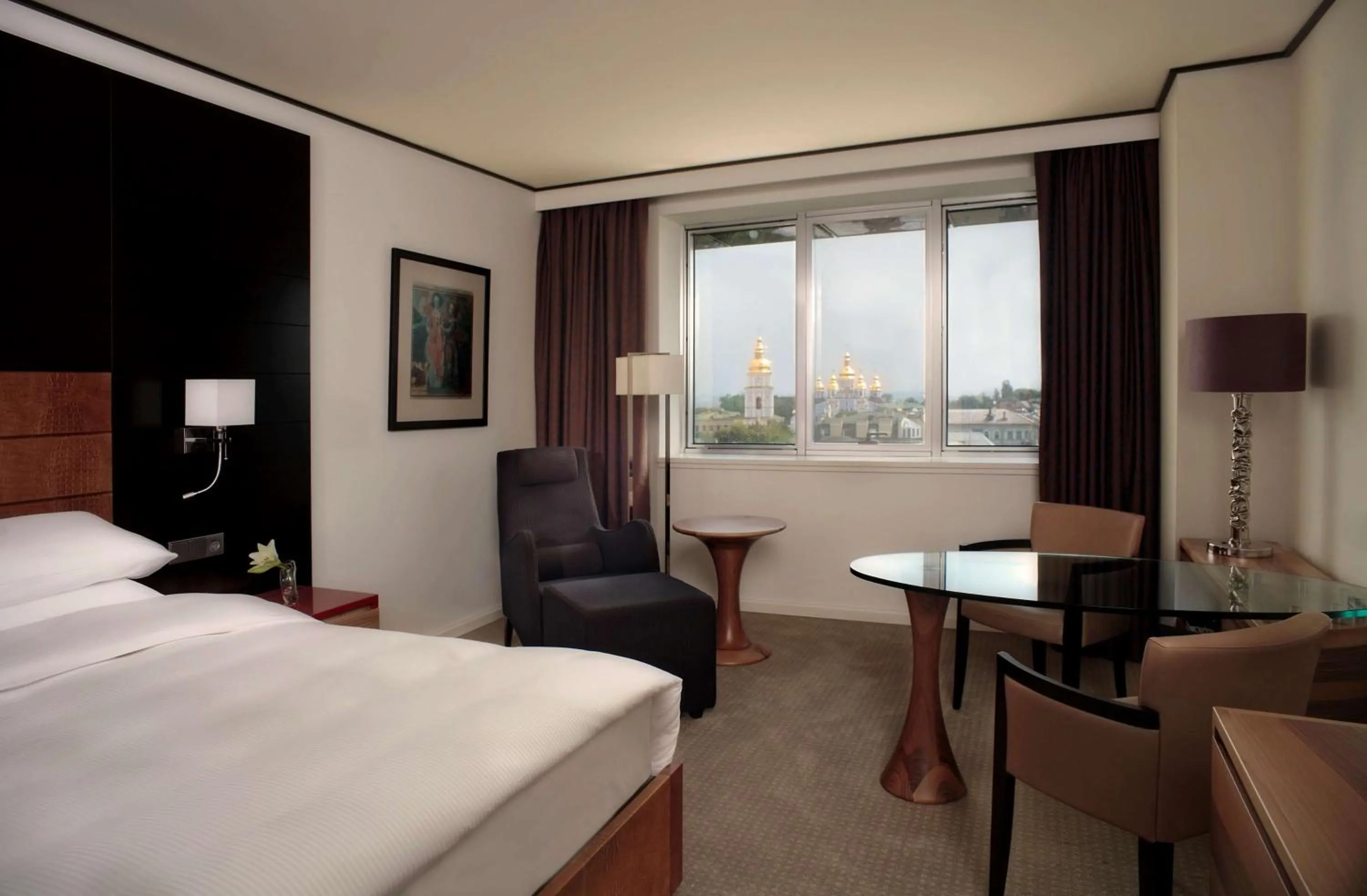 Photo of the whole room, Bed in Hyatt Regency Kyiv