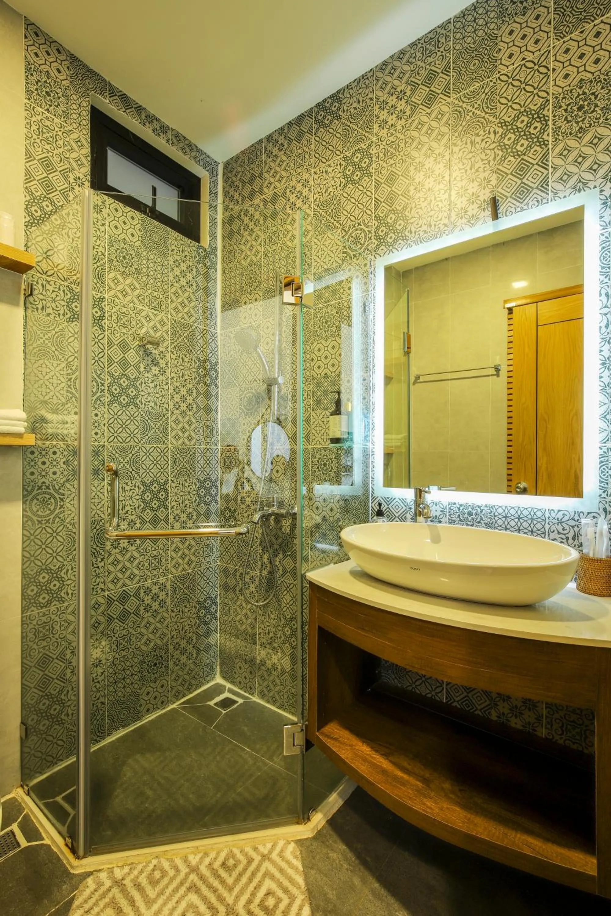 Shower in Magnolia's Can Tho