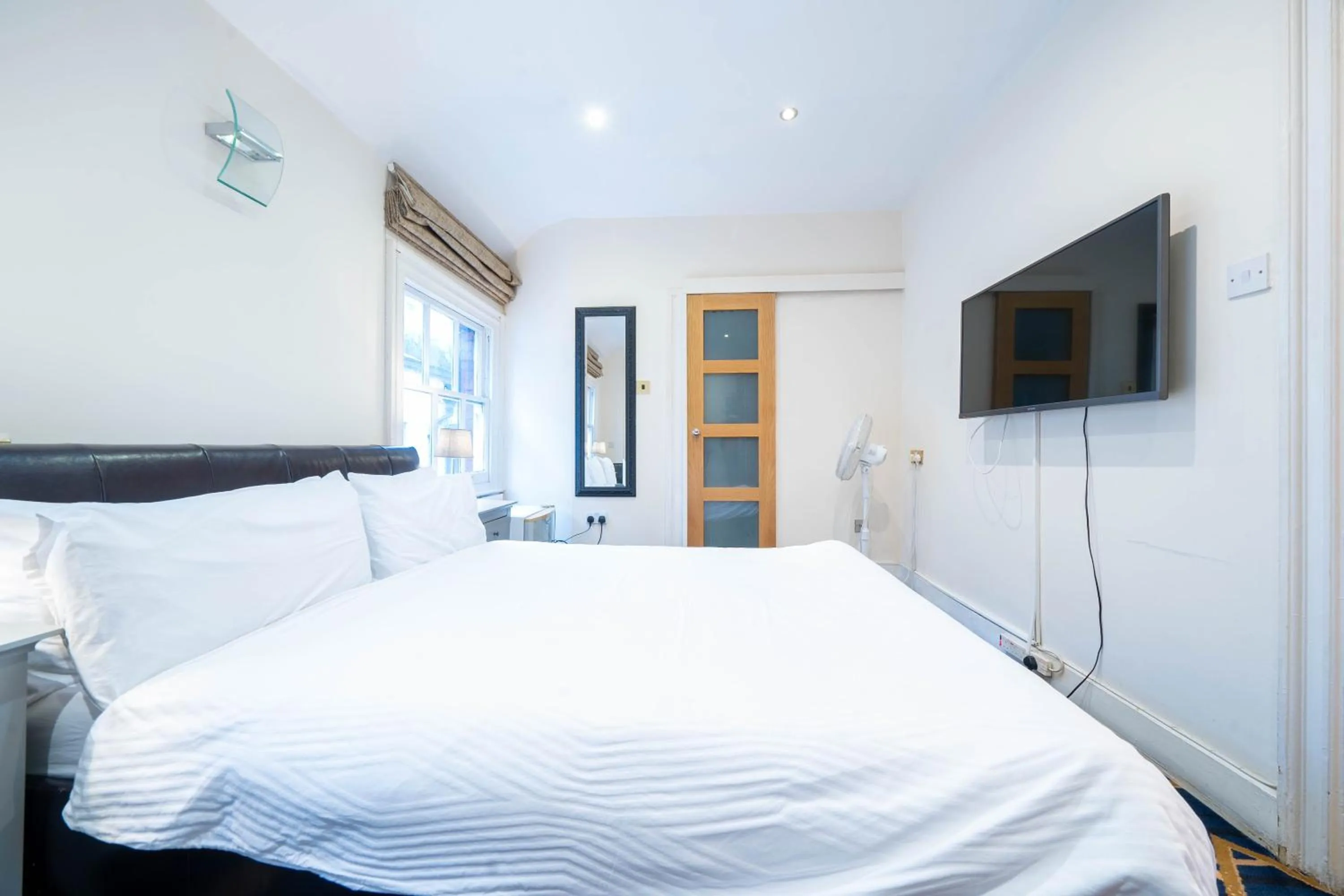 Bed in Hyde Park Rooms & Apartments