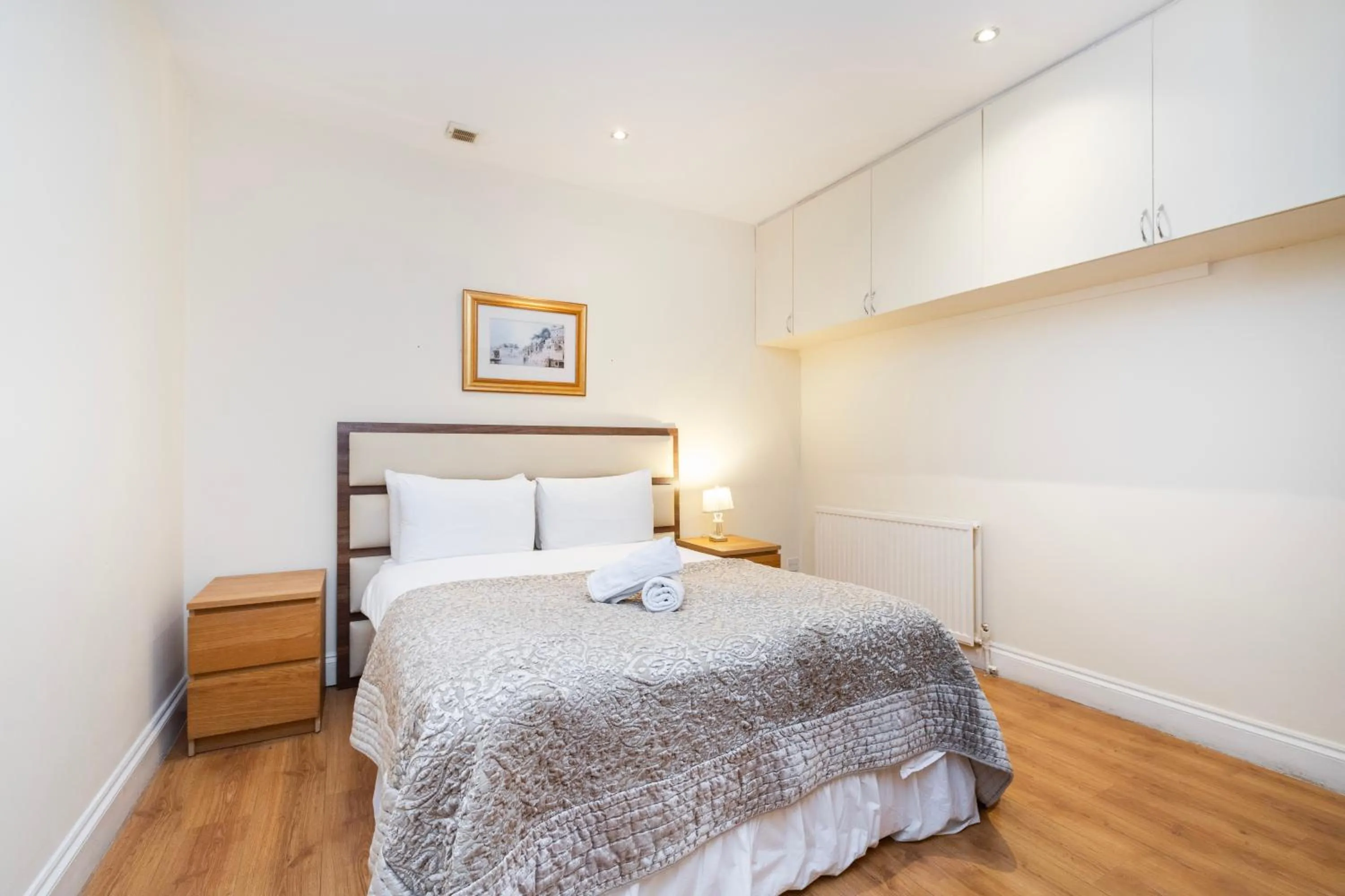 Bed in Hyde Park Rooms & Apartments