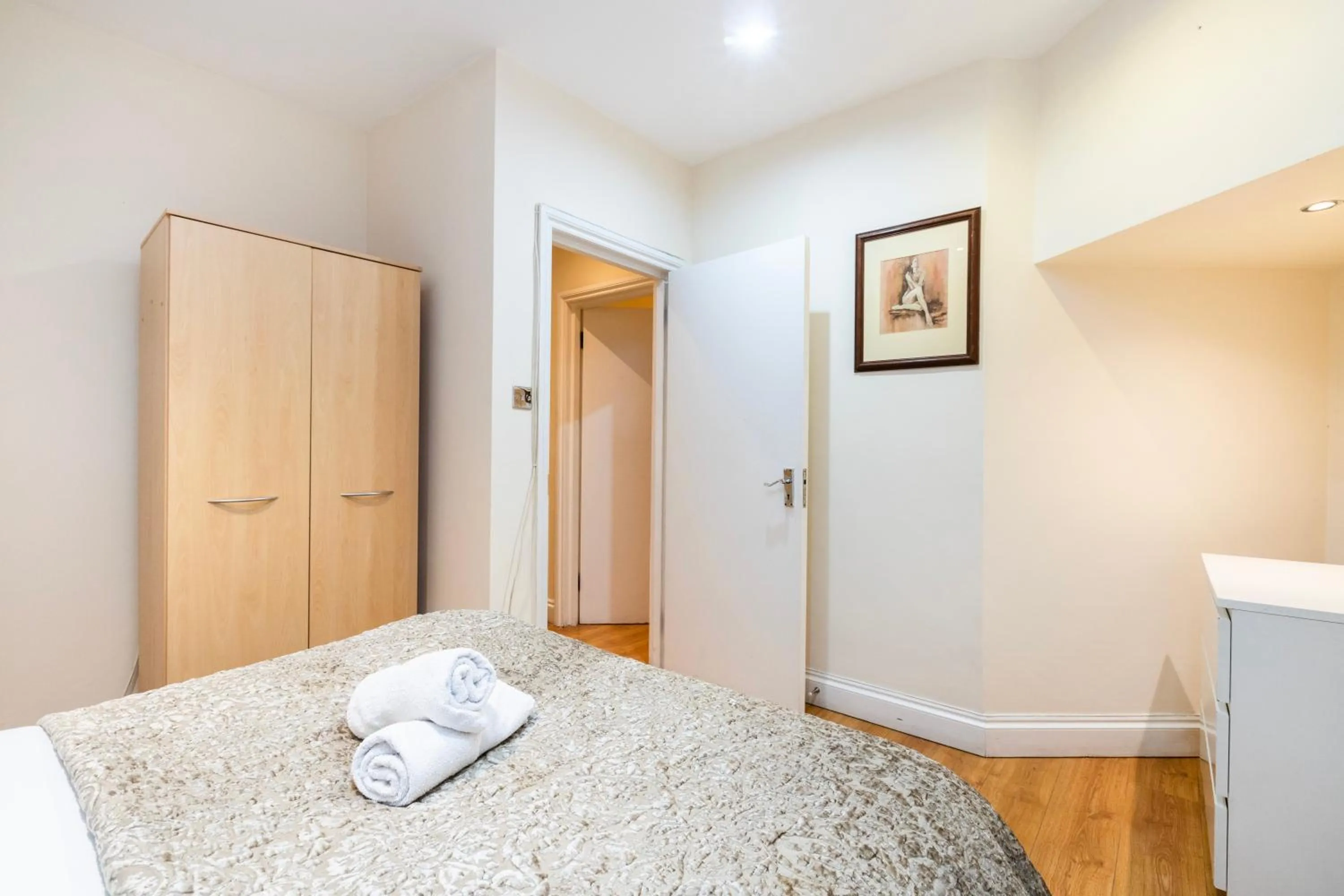 Bed in Hyde Park Rooms & Apartments