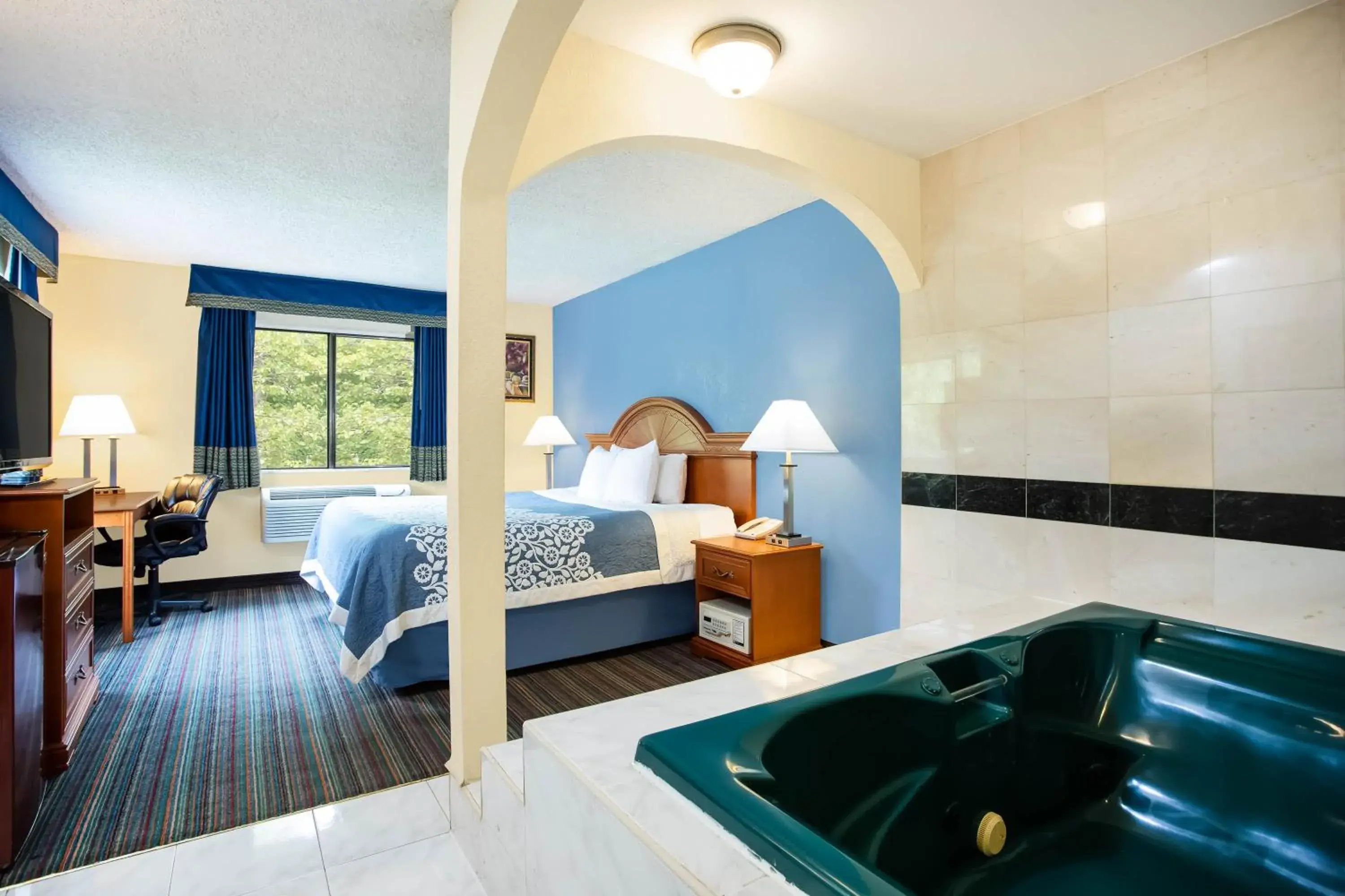 King Suite - Non-Smoking in Days Inn by Wyndham Runnemede Philadelphia Area King Suite - Non-Smoking in Days Inn by Wyndham Runnemede Philadelphia Area