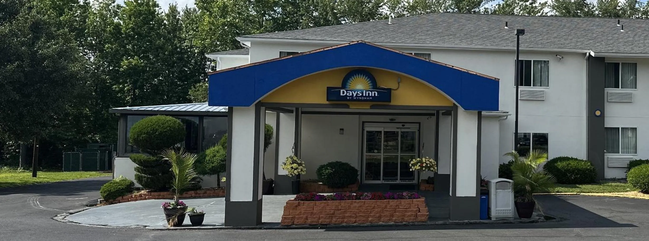 Property building in Days Inn by Wyndham Runnemede Philadelphia Area