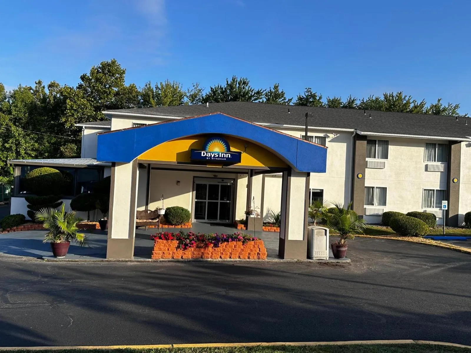 Property building in Days Inn by Wyndham Runnemede Philadelphia Area