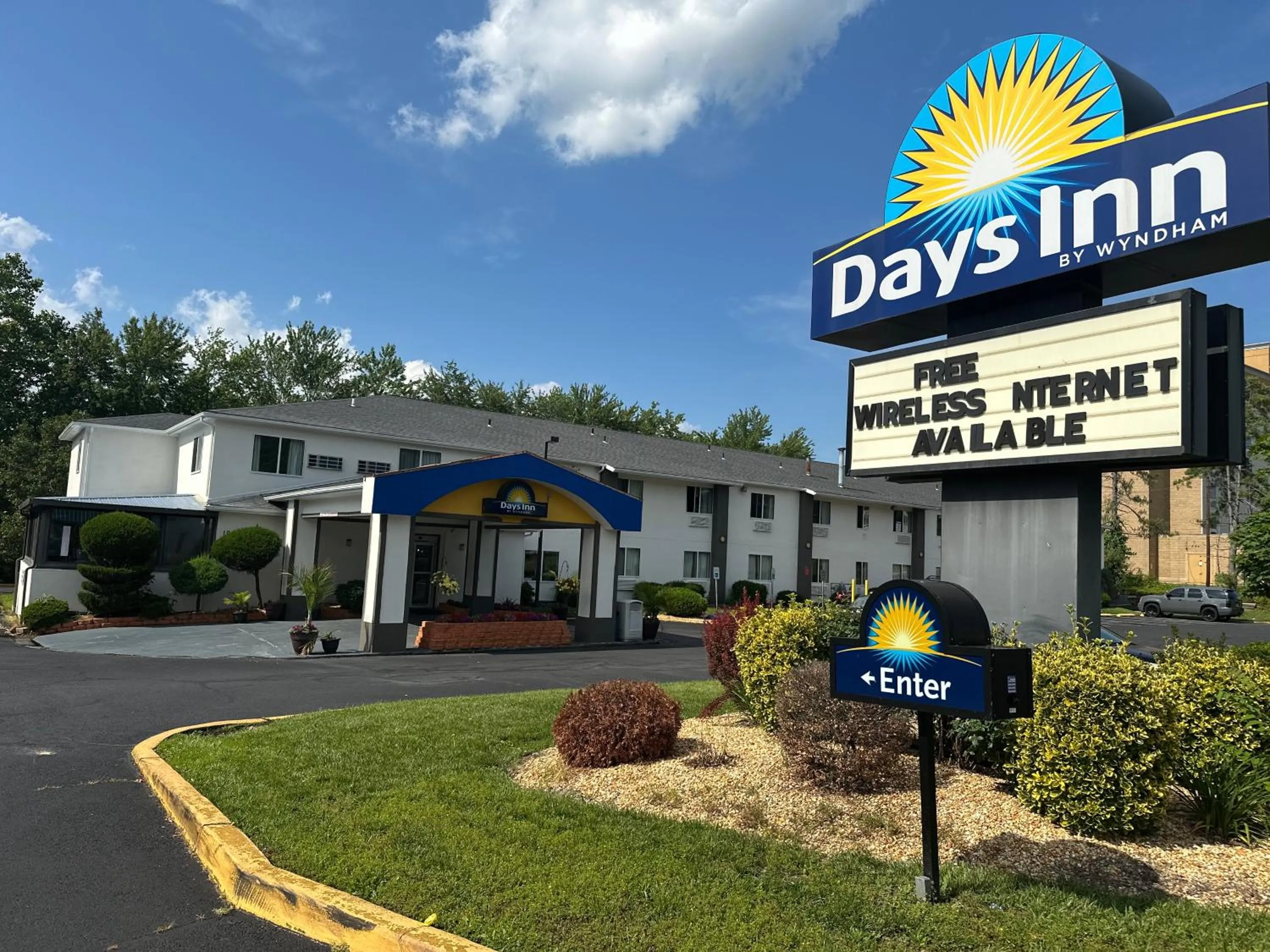 Property building in Days Inn by Wyndham Runnemede Philadelphia Area