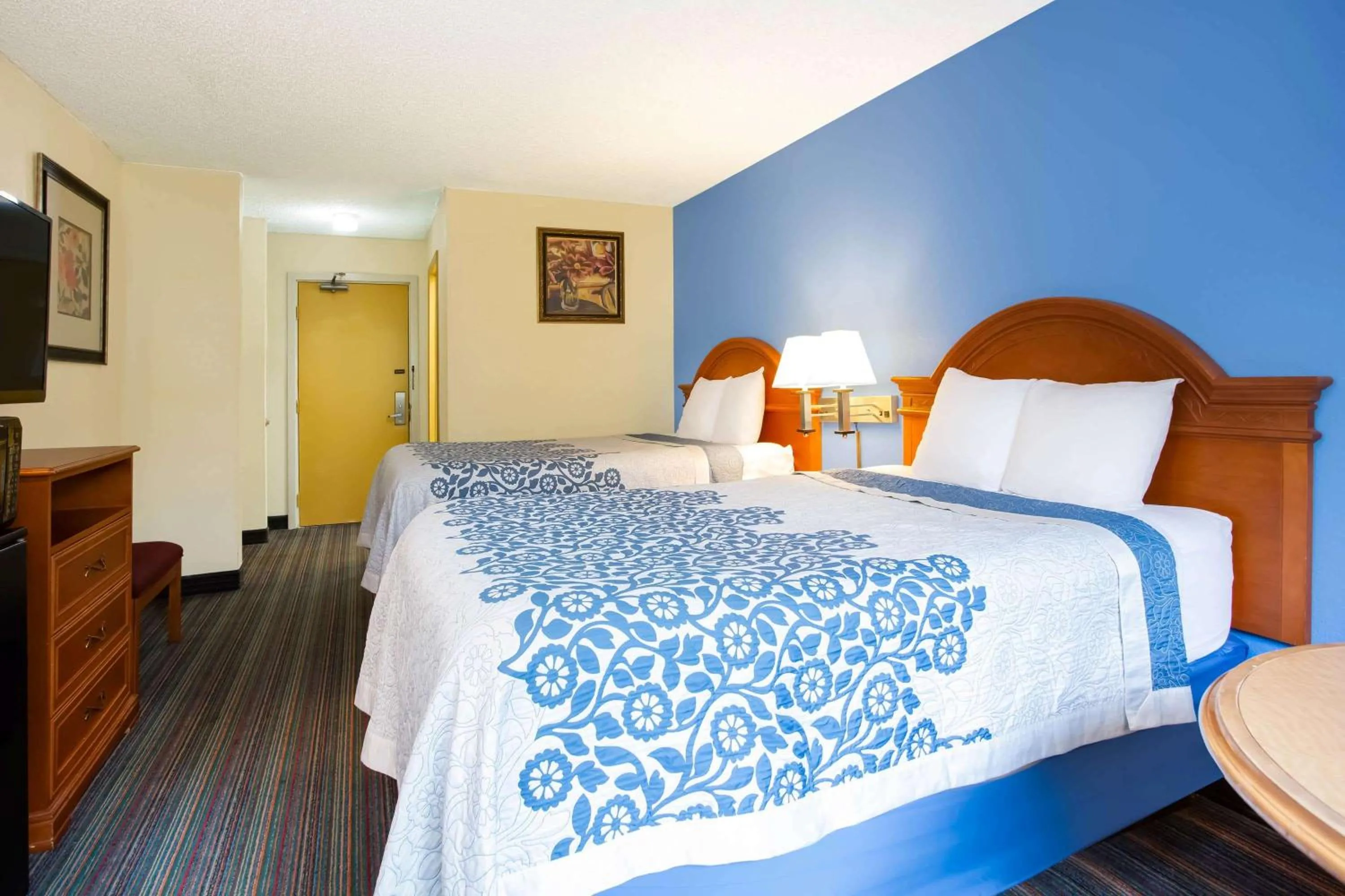 Photo of the whole room, Bed in Days Inn by Wyndham Runnemede Philadelphia Area