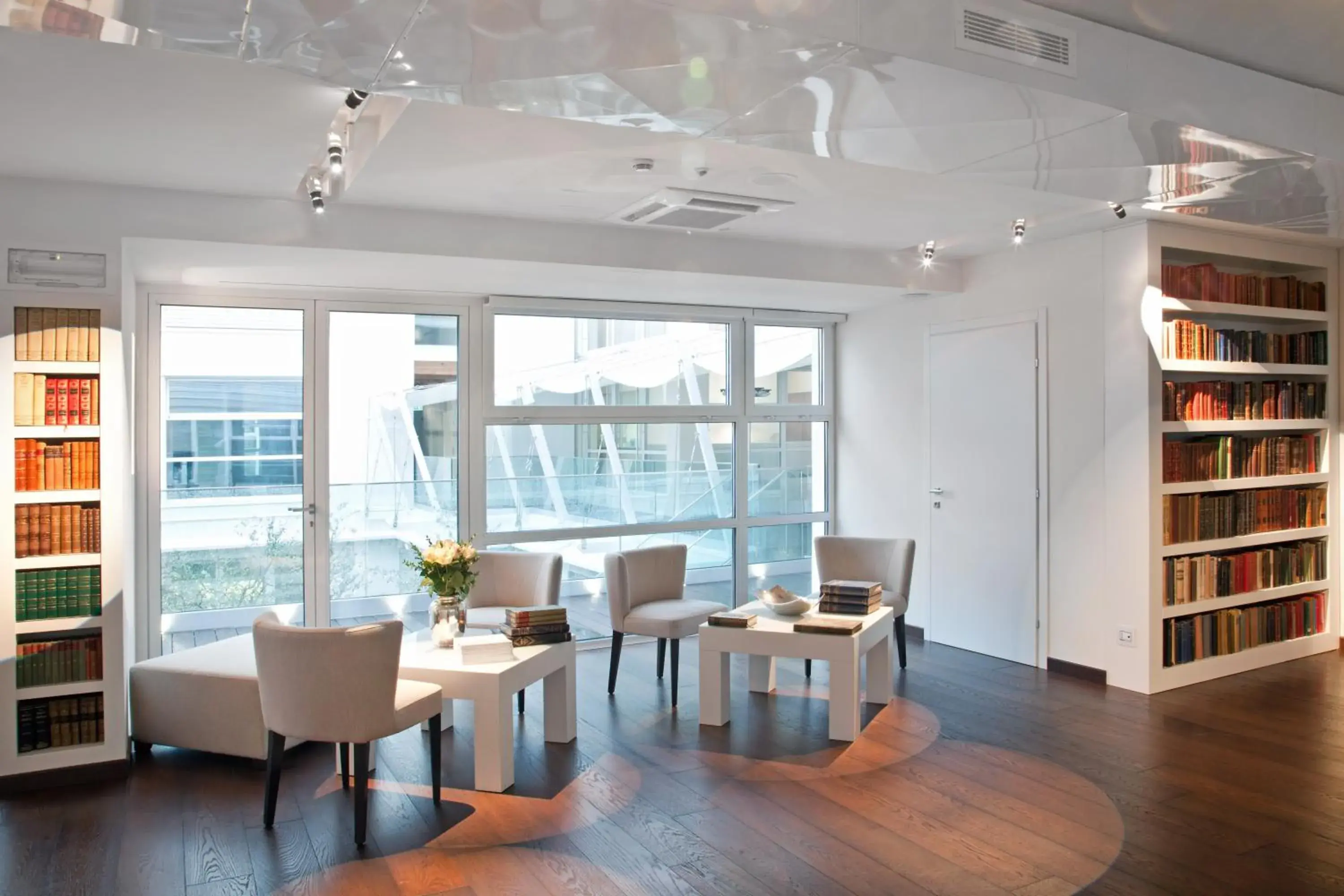 Lounge or bar in Magna Pars l'Hotel à Parfum Lounge or bar in Magna Pars l'Hotel à Parfum