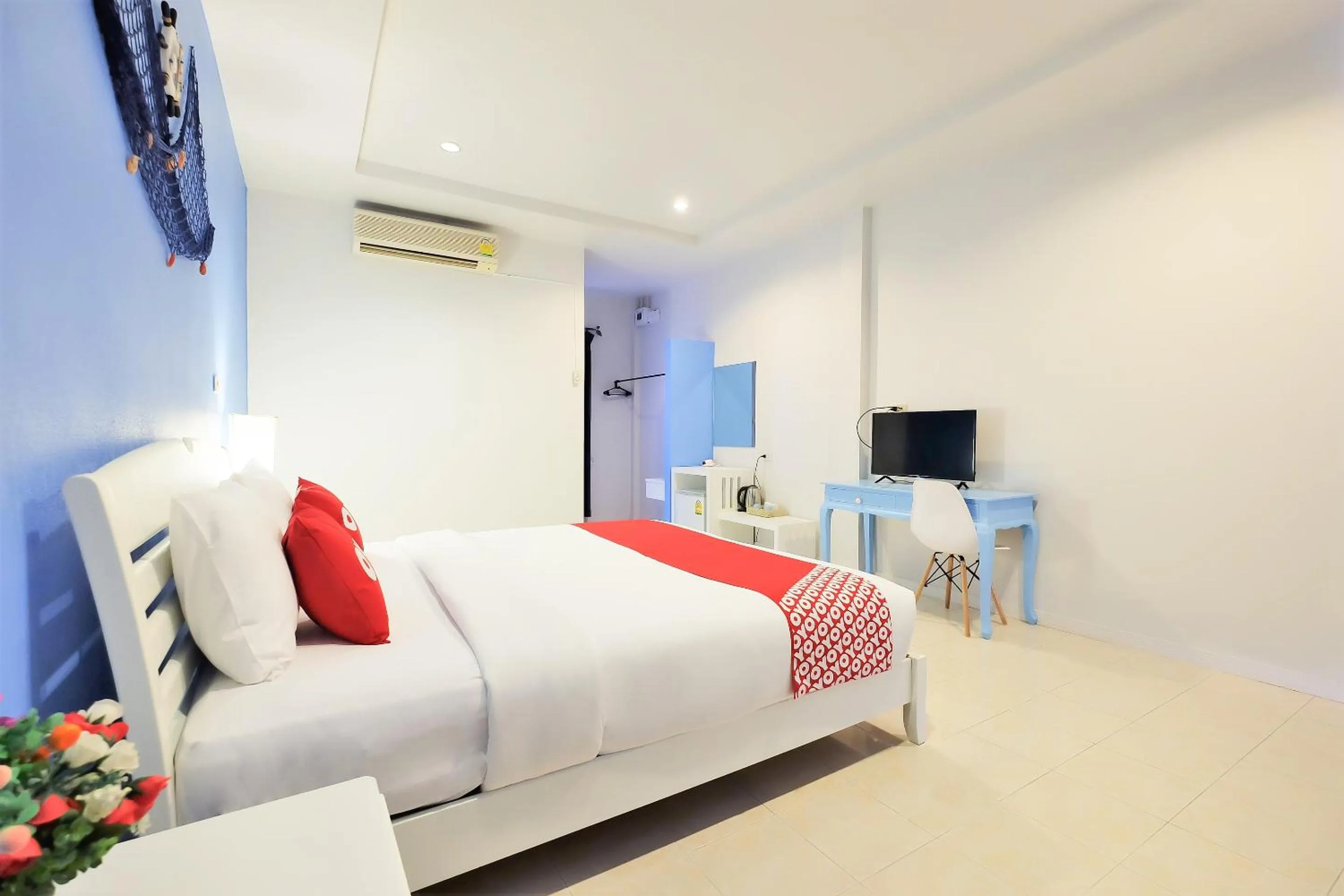 Photo of the whole room, Bed in March Samui Resort