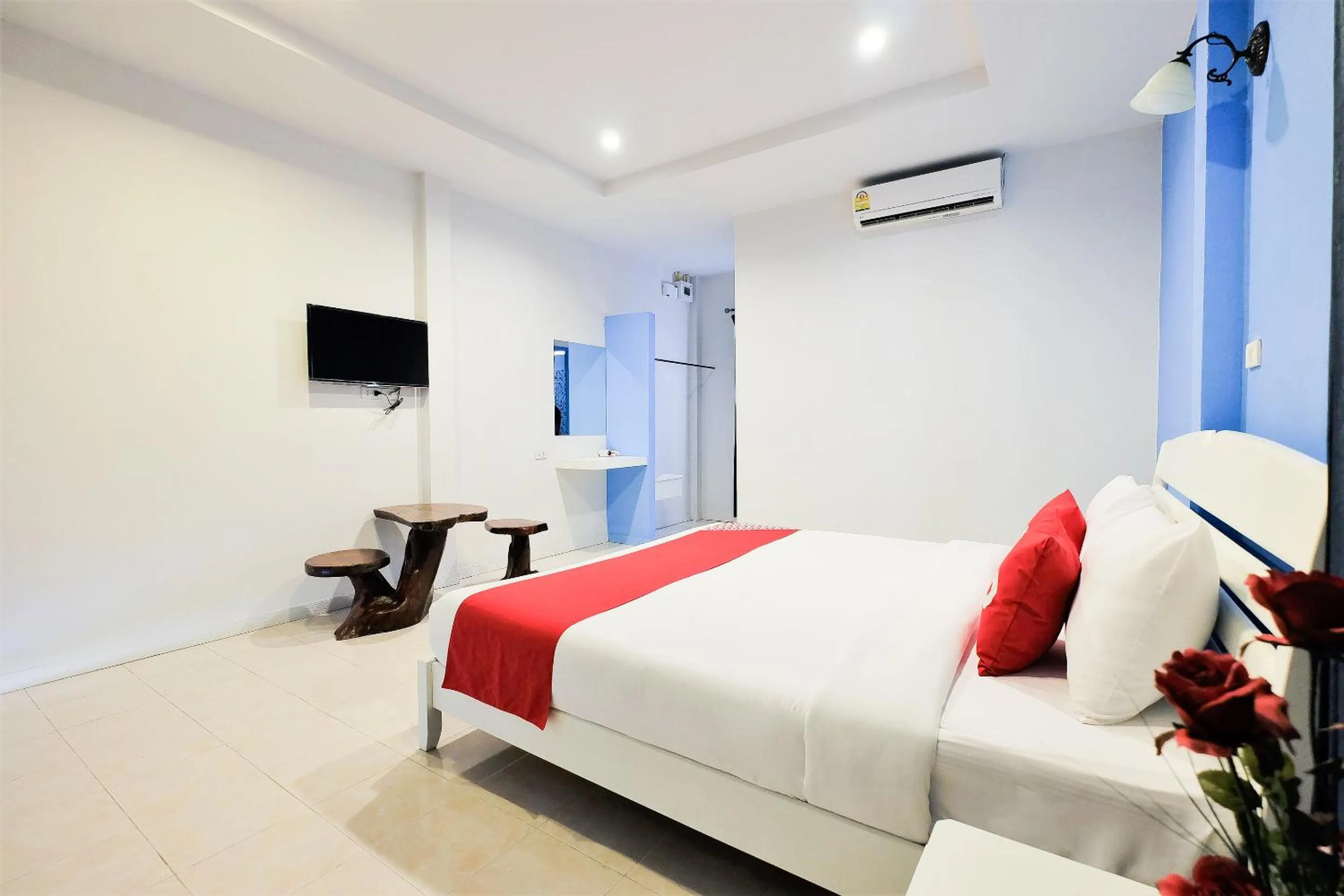 Photo of the whole room, Bed in March Samui Resort