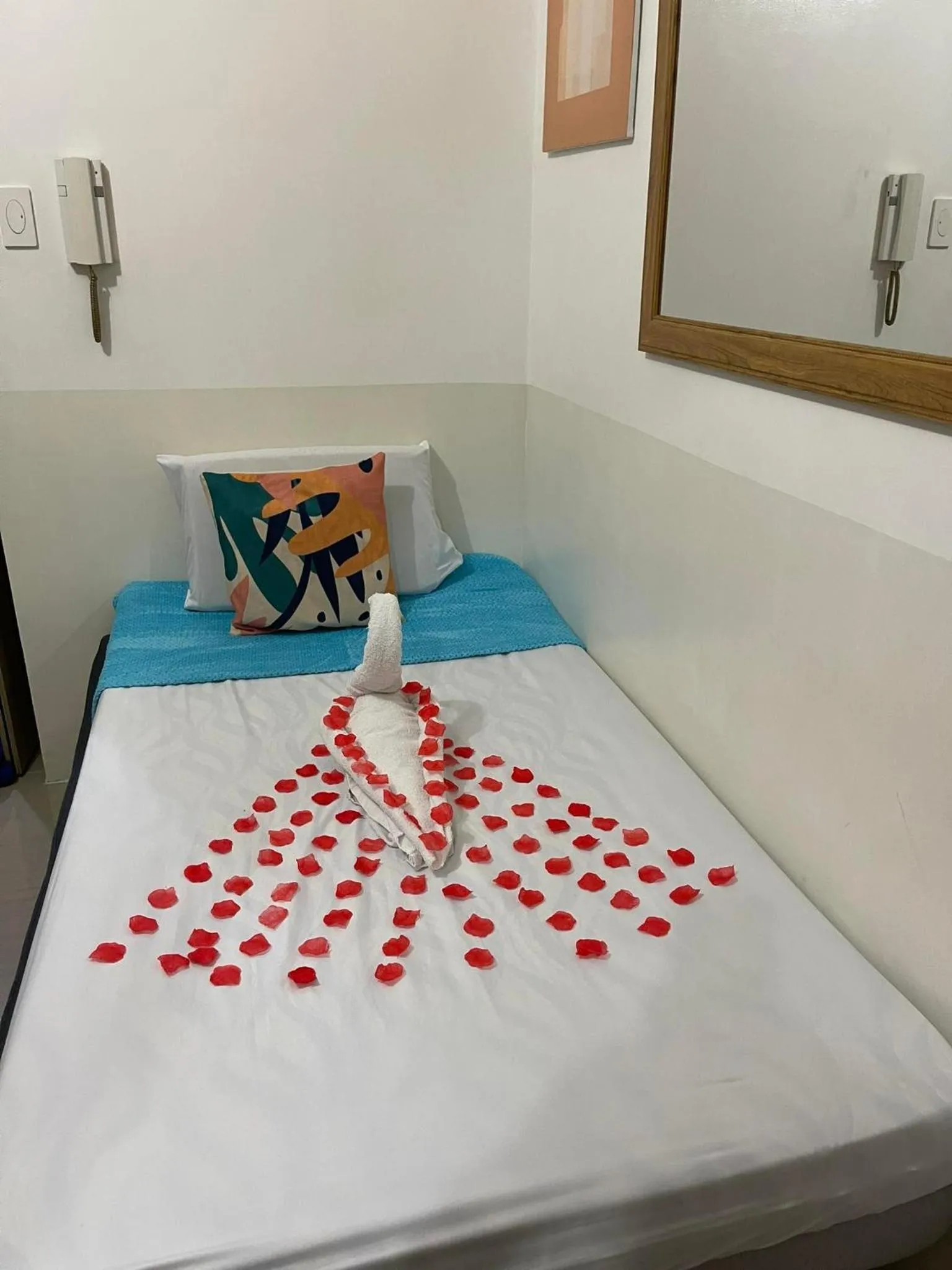 Bed in Shore Residences, Mall Of Asia Complex Stayction by PBYY