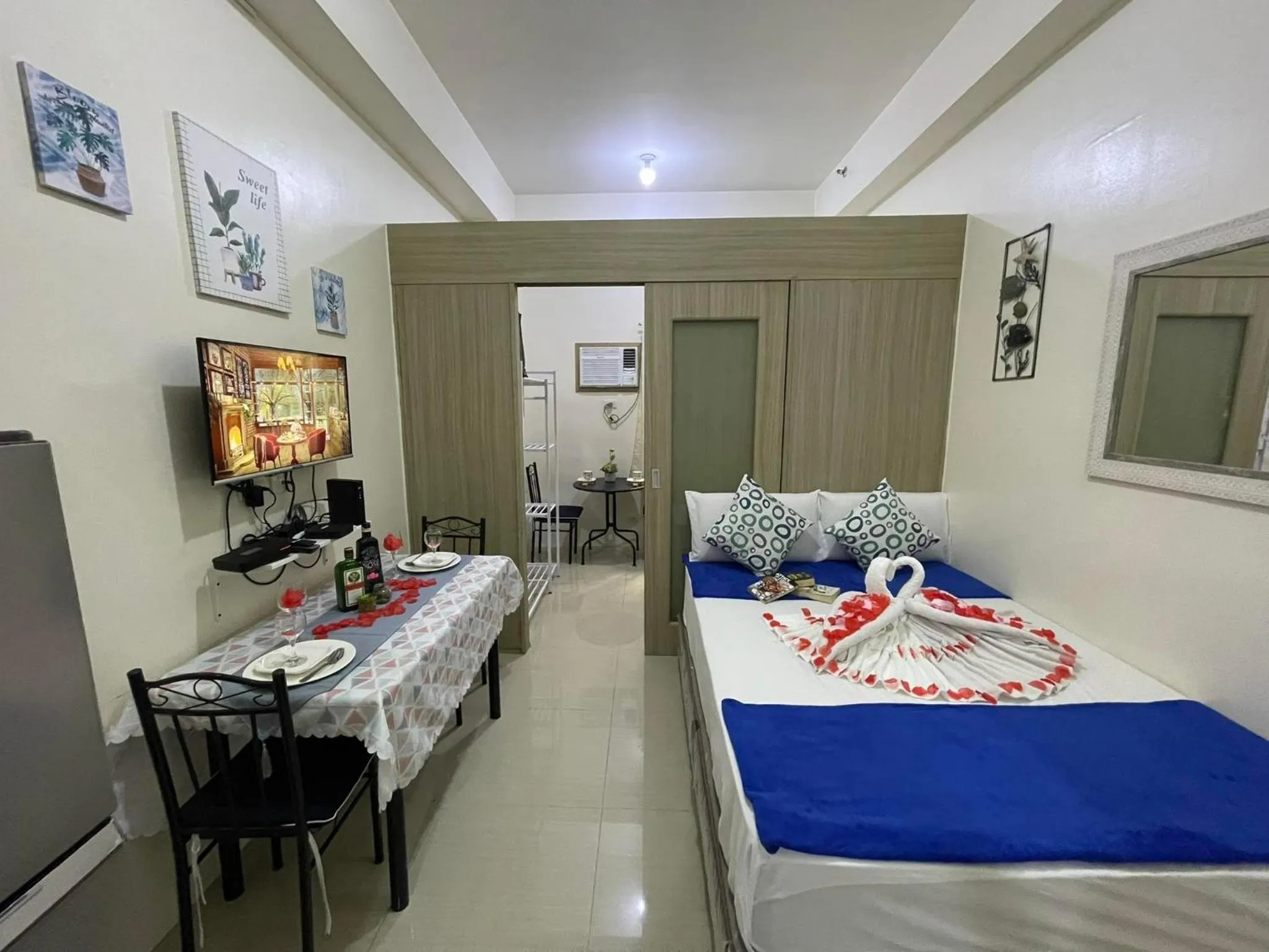 Bed in Shore Residences, Mall Of Asia Complex Stayction by PBYY