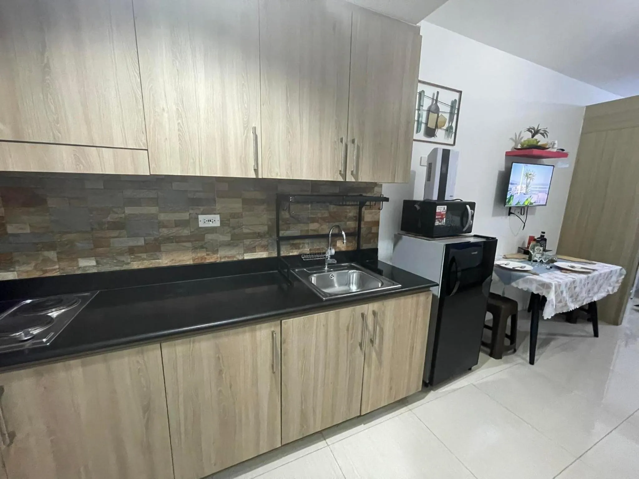 Kitchen or kitchenette in Shore Residences, Mall Of Asia Complex Stayction by PBYY