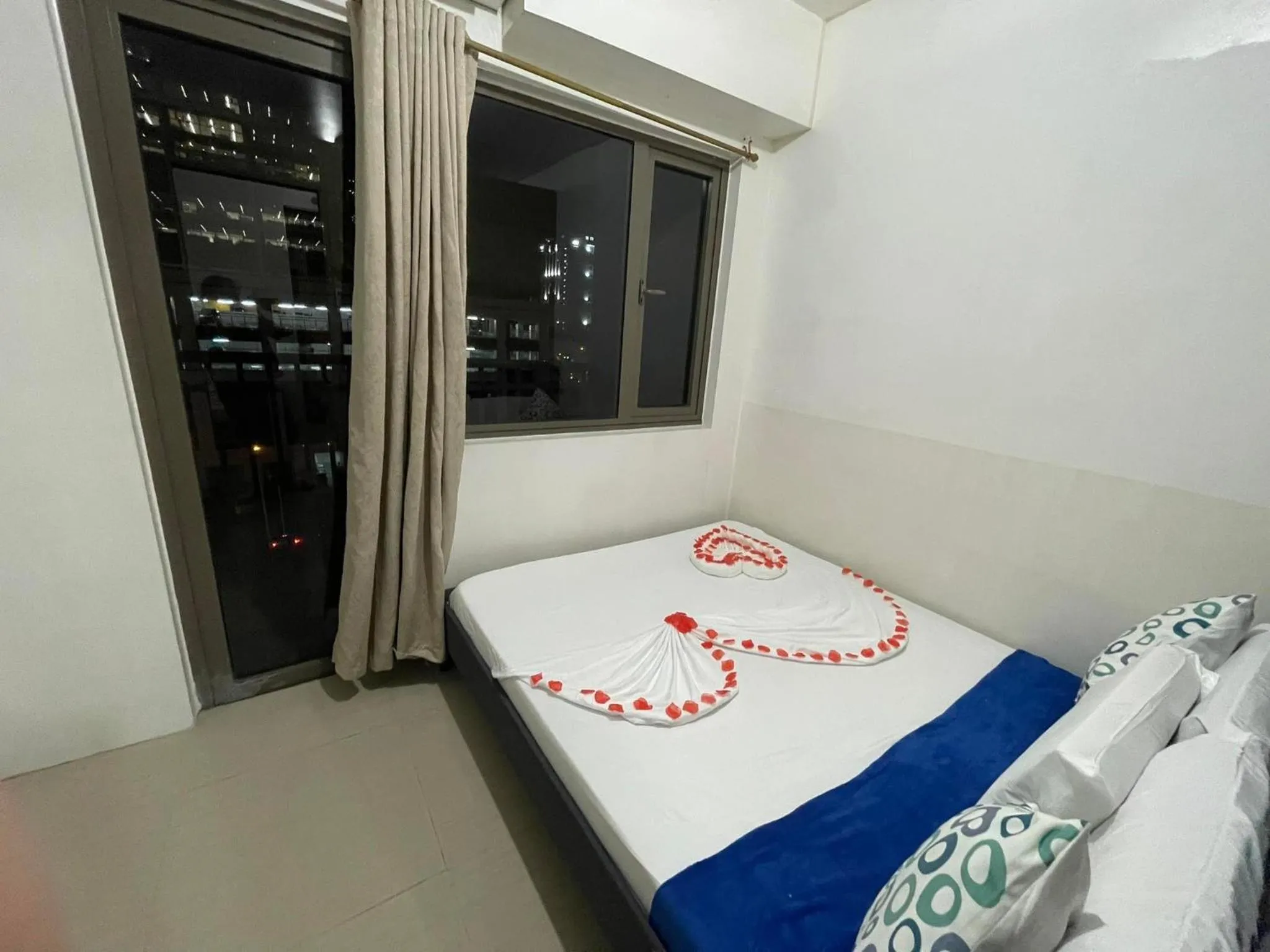 Bed in Shore Residences, Mall Of Asia Complex Stayction by PBYY