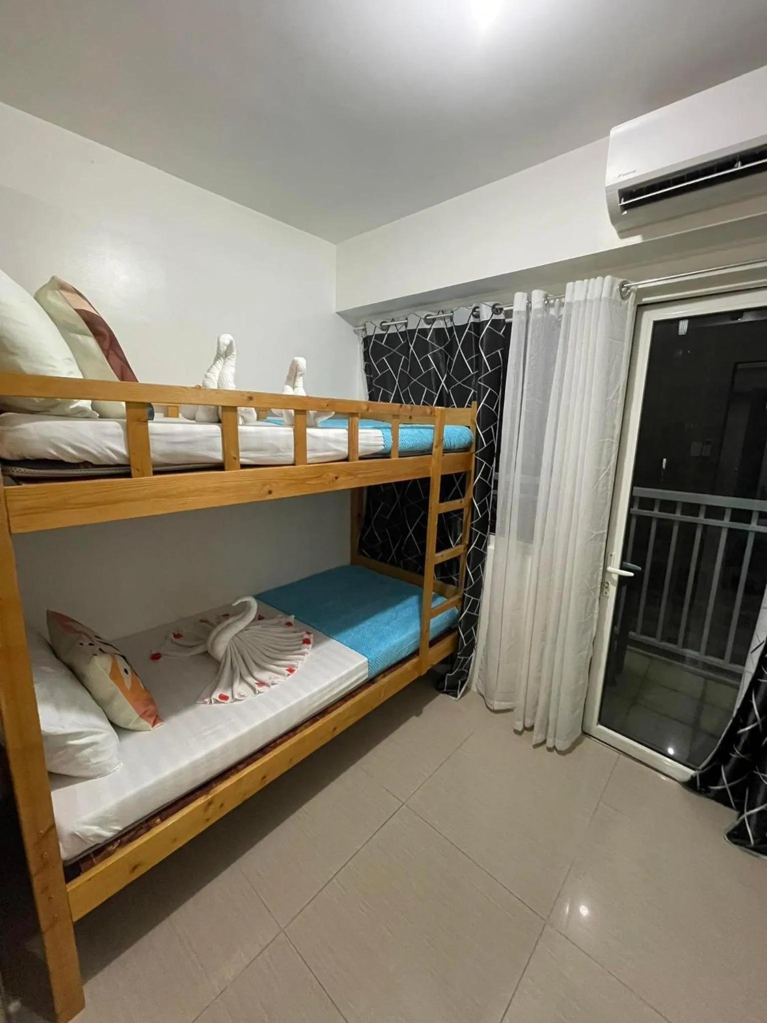 bunk bed in Shore Residences, Mall Of Asia Complex Stayction by PBYY