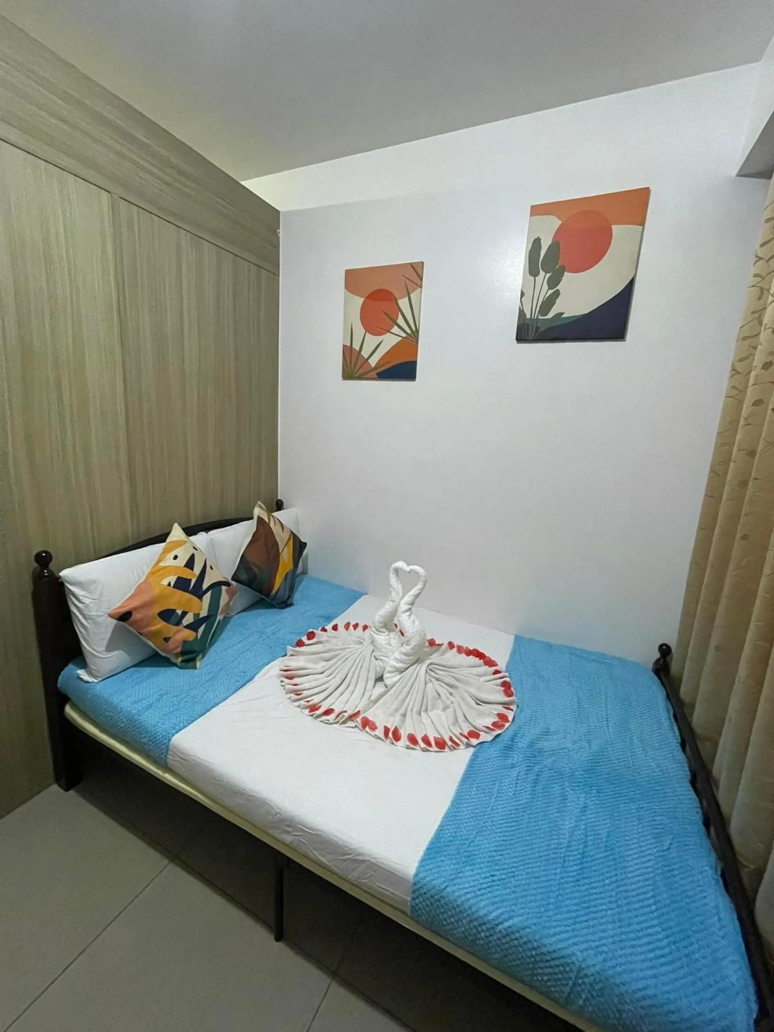 Bed in Shore Residences, Mall Of Asia Complex Stayction by PBYY