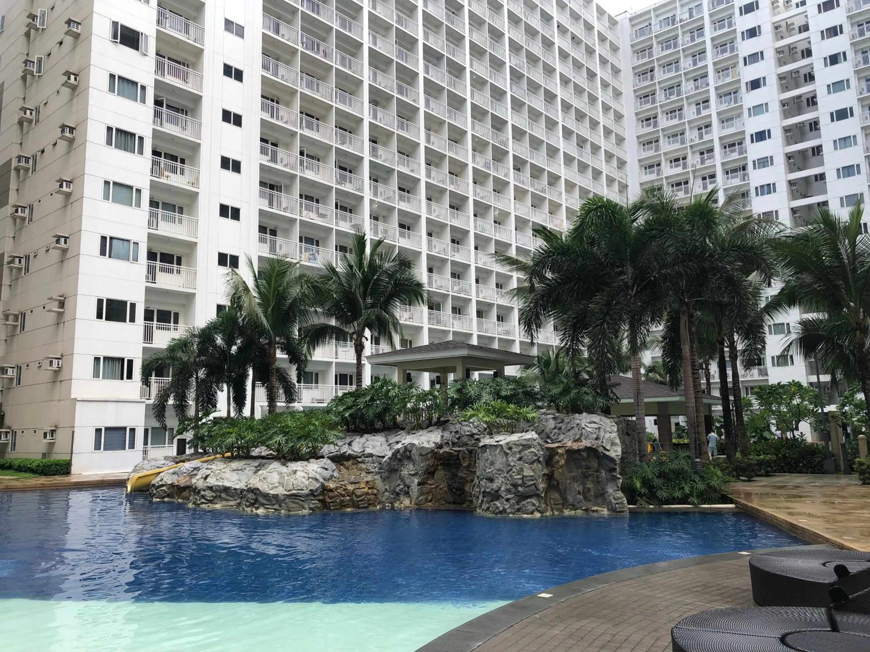 Swimming pool in Shore Residences, Mall Of Asia Complex Stayction by PBYY