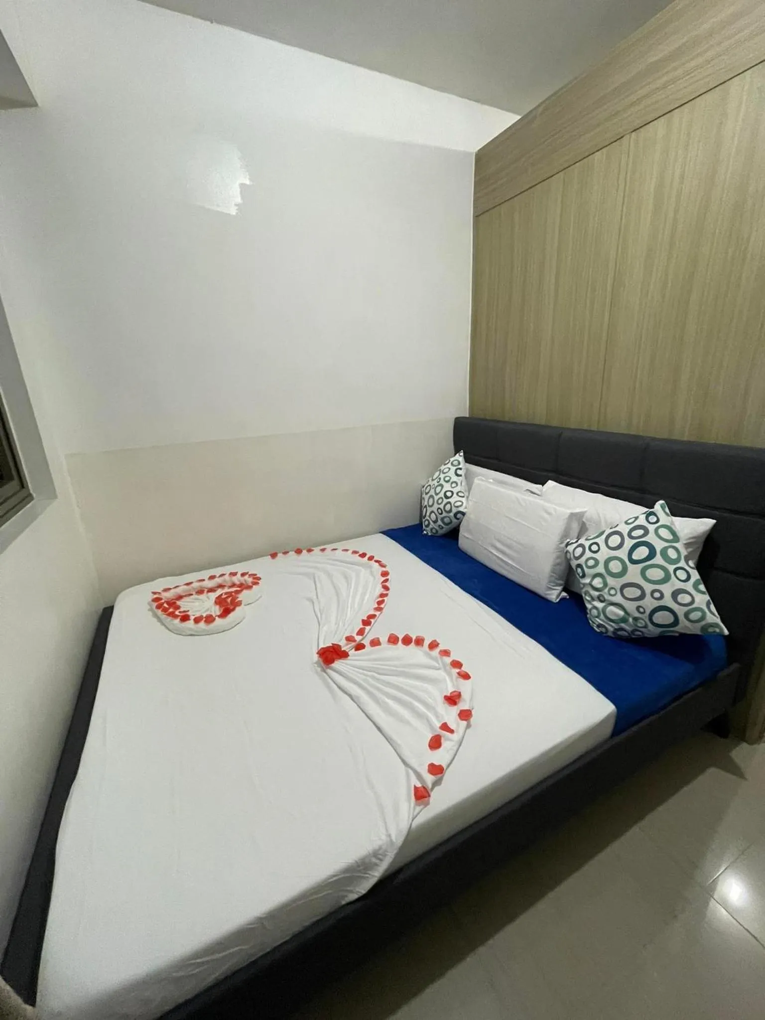 Bed in Shore Residences, Mall Of Asia Complex Stayction by PBYY