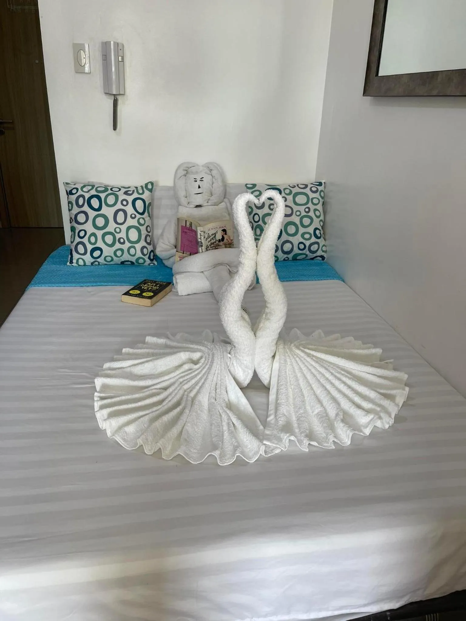 Bed in Shore Residences, Mall Of Asia Complex Stayction by PBYY