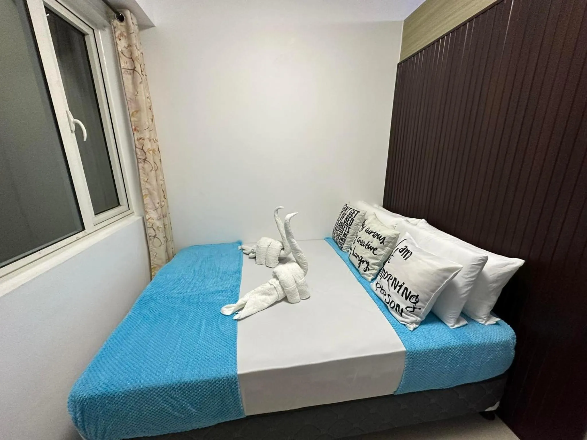 Bed in Shore Residences, Mall Of Asia Complex Stayction by PBYY