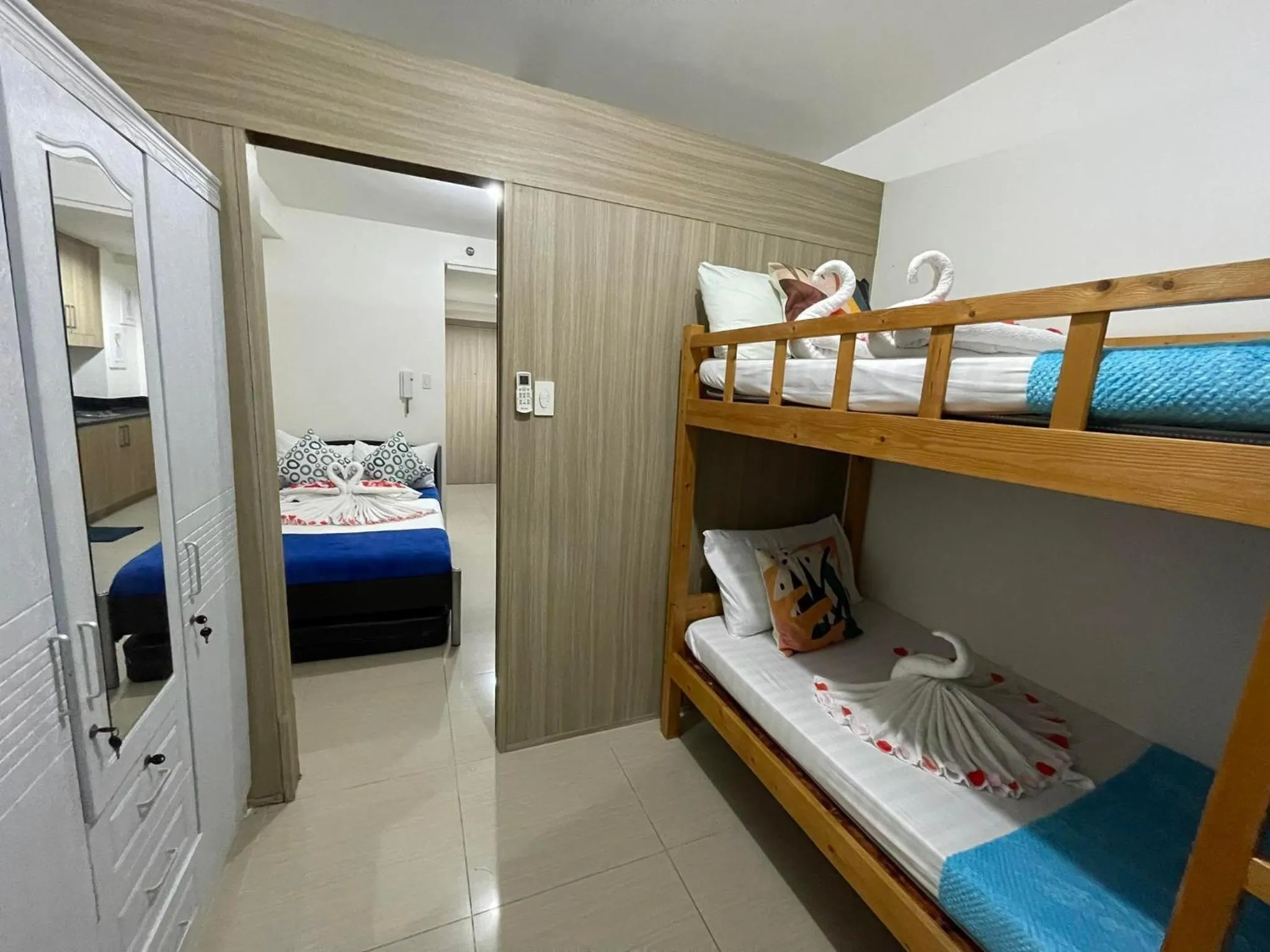 Bed in Shore Residences, Mall Of Asia Complex Stayction by PBYY