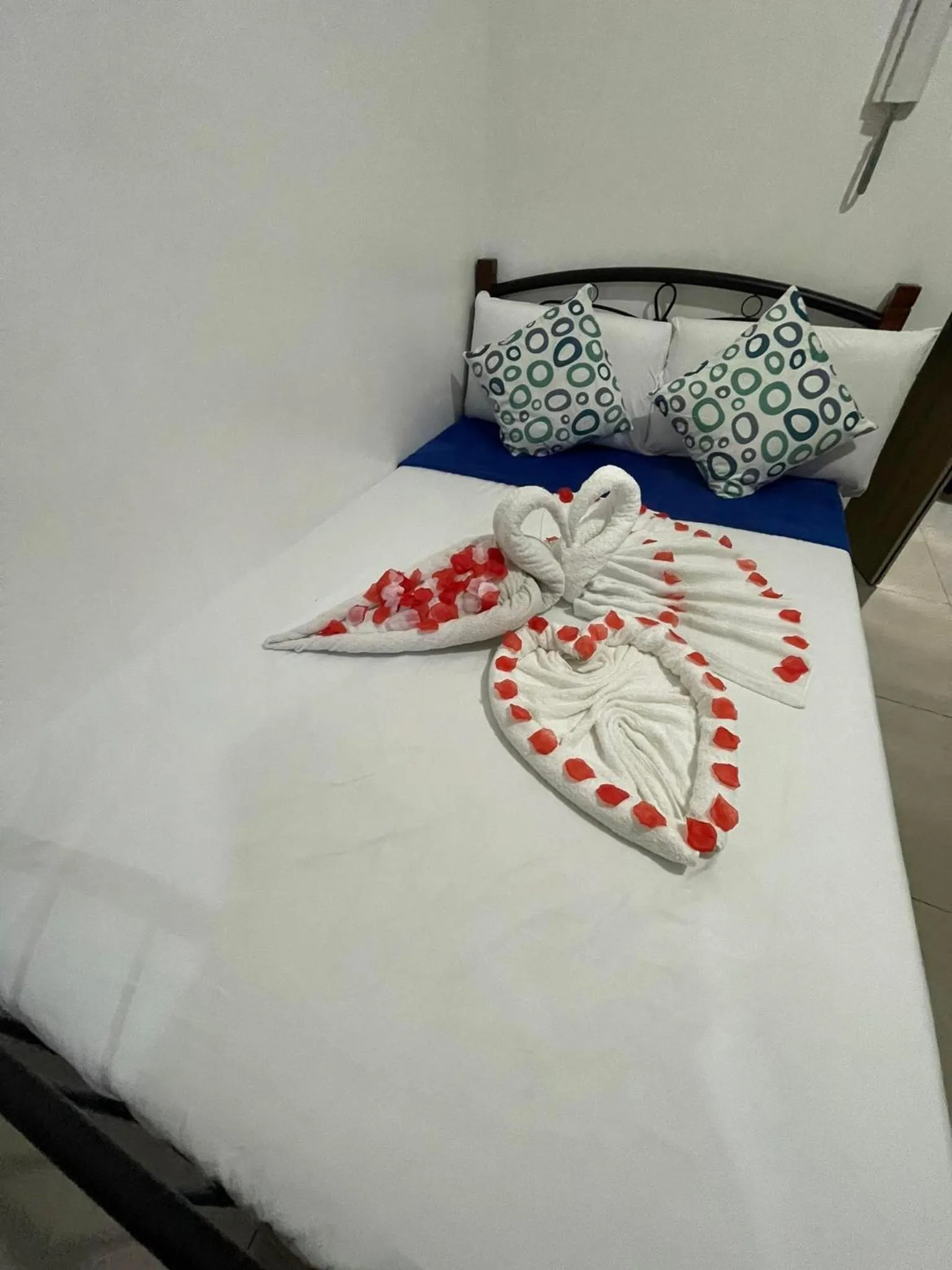 Bed in Shore Residences, Mall Of Asia Complex Stayction by PBYY