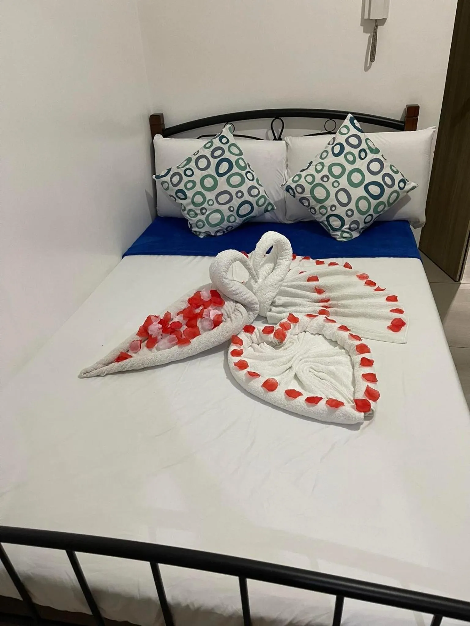 Bed in Shore Residences, Mall Of Asia Complex Stayction by PBYY