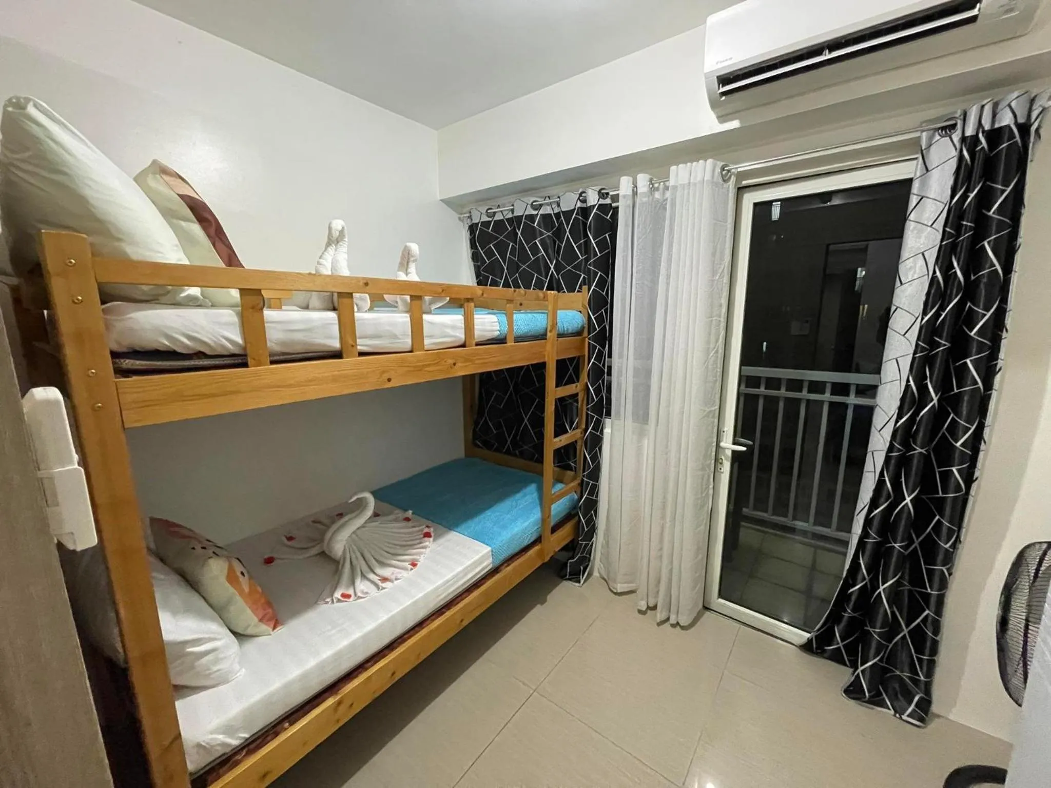 bunk bed in Shore Residences, Mall Of Asia Complex Stayction by PBYY