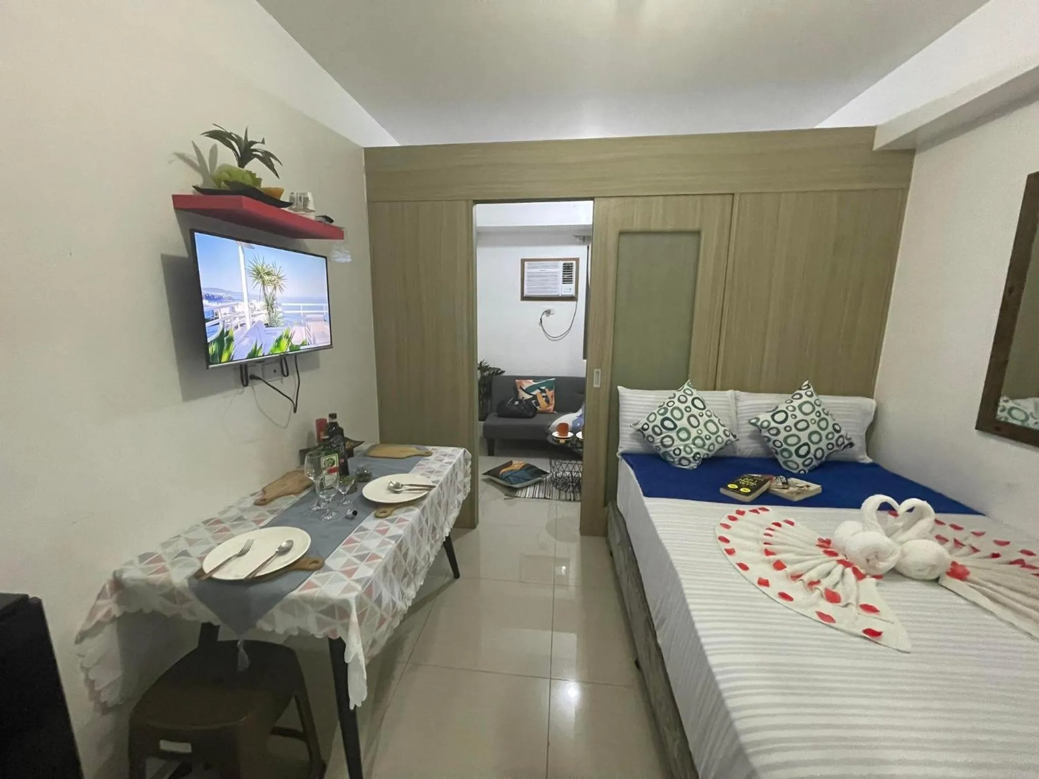 Bed in Shore Residences, Mall Of Asia Complex Stayction by PBYY