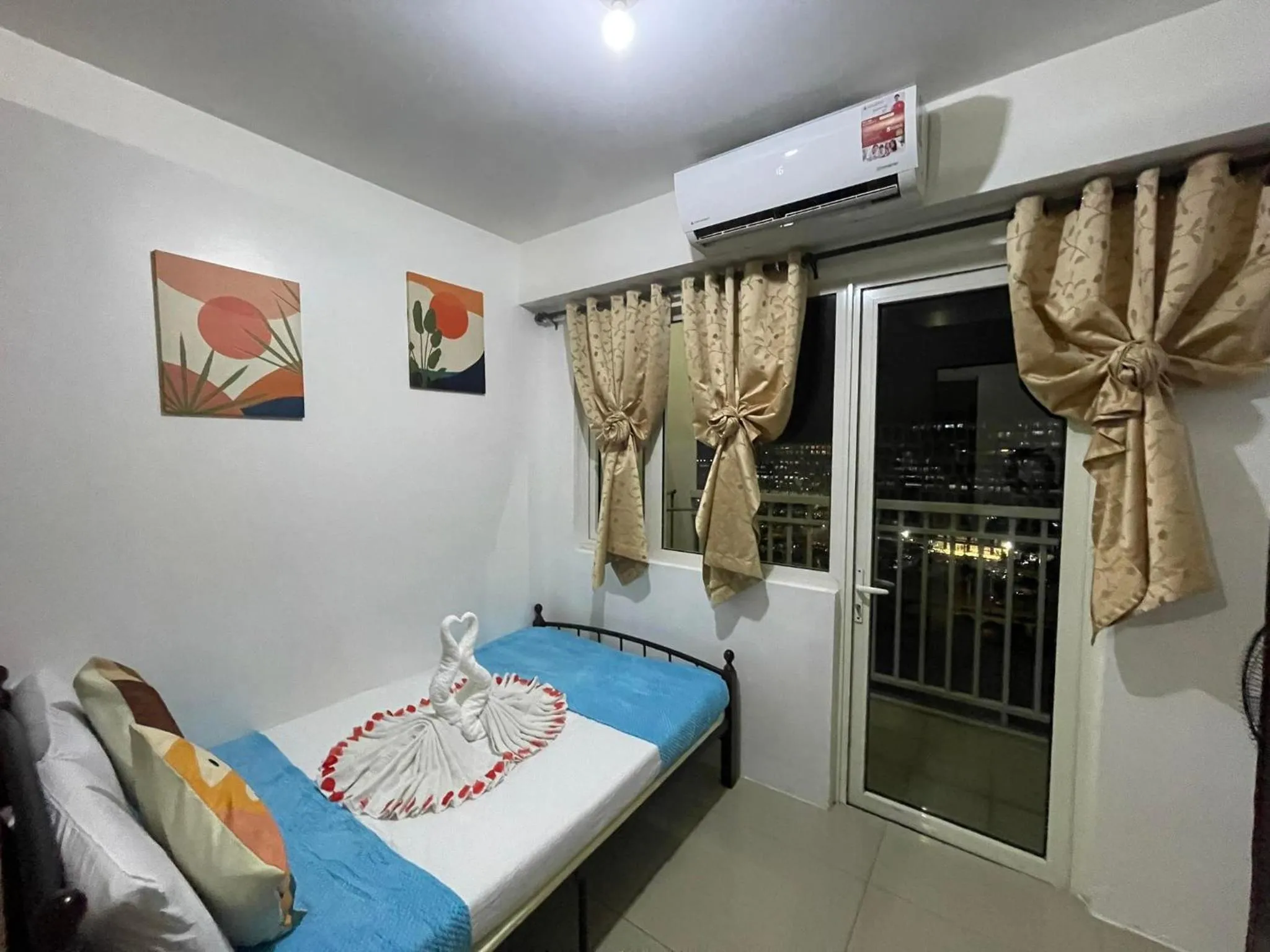 Bed in Shore Residences, Mall Of Asia Complex Stayction by PBYY