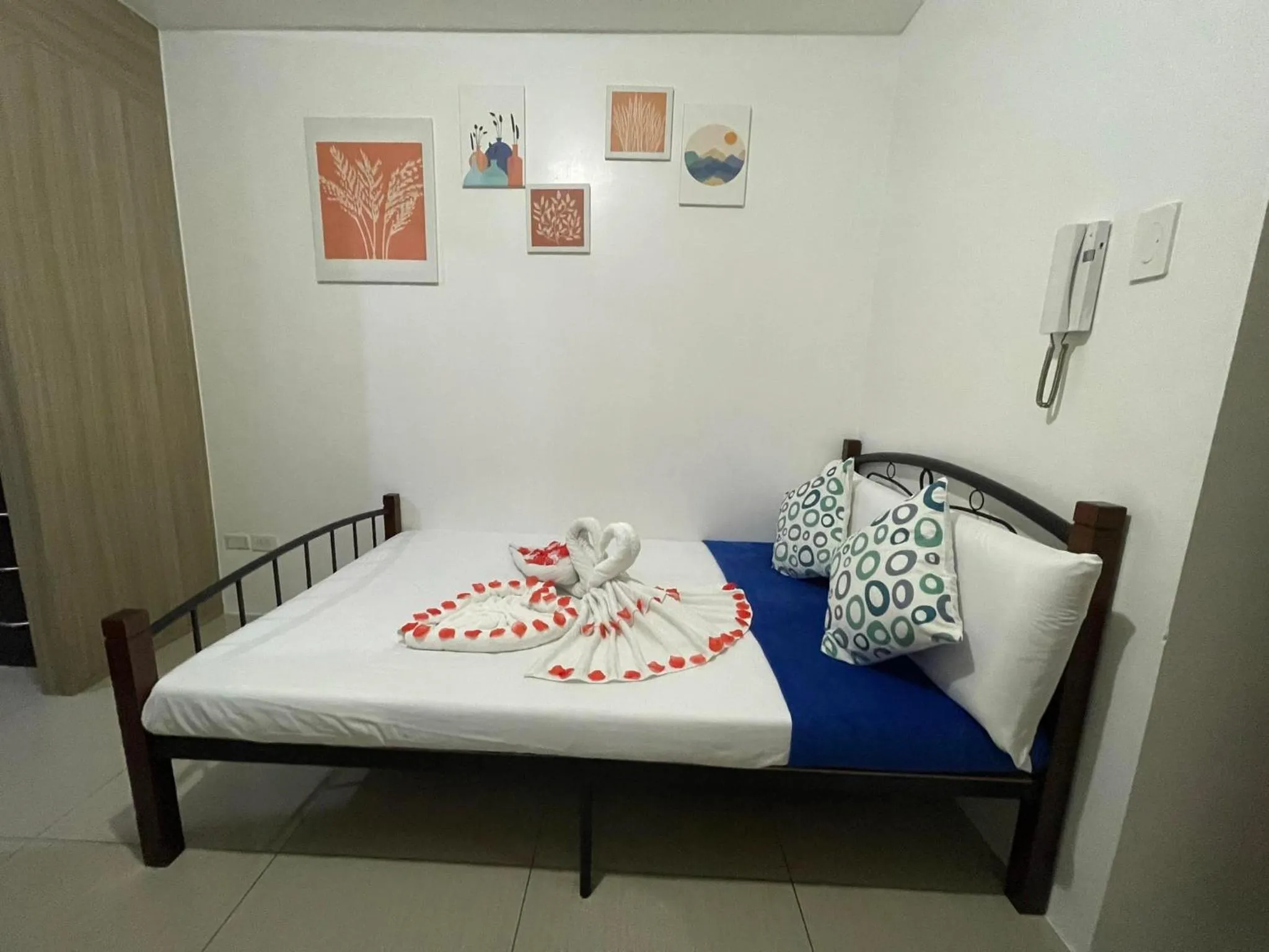 Bed in Shore Residences, Mall Of Asia Complex Stayction by PBYY