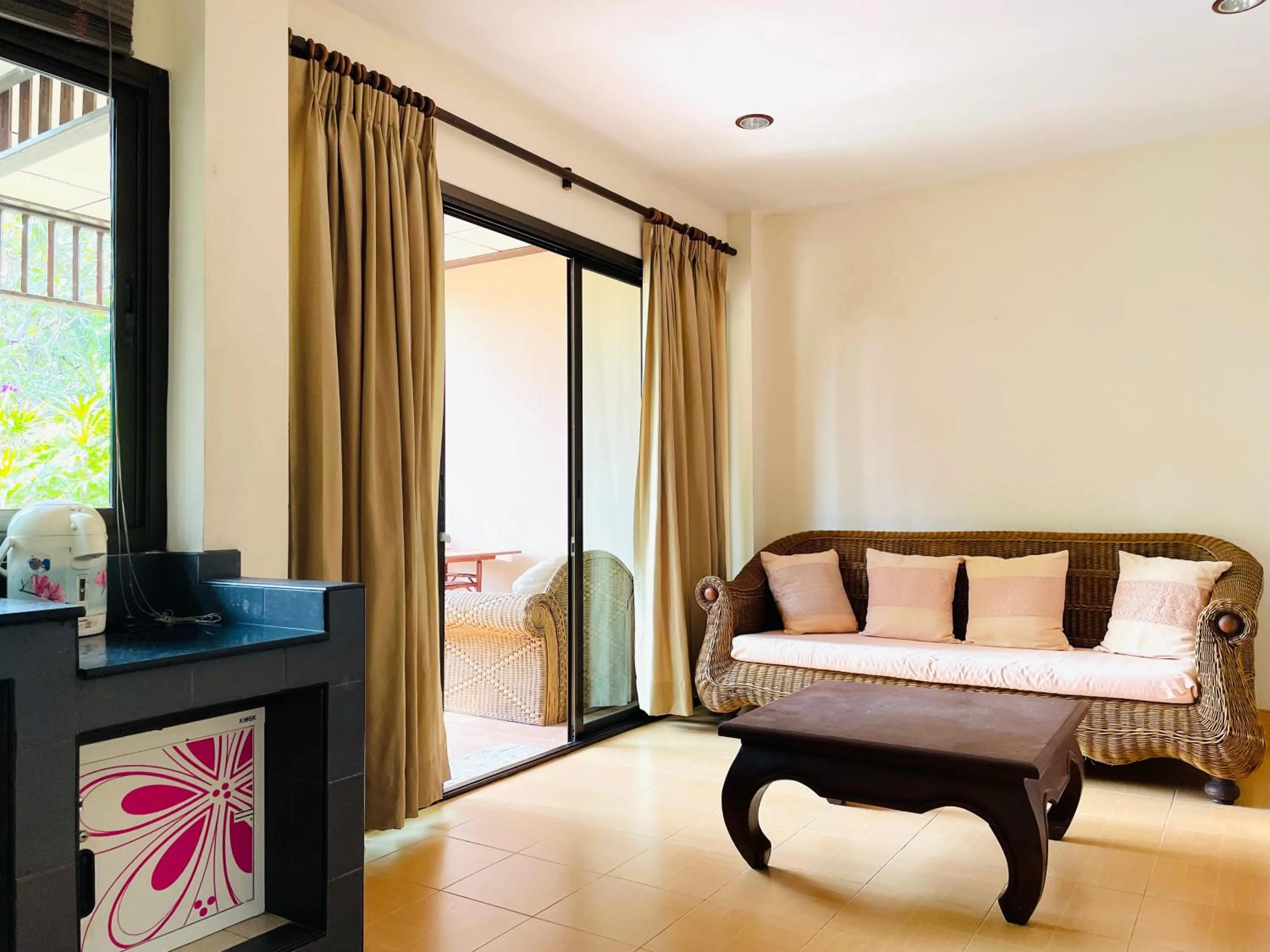 Living room, Bed in Meewaya Hotel