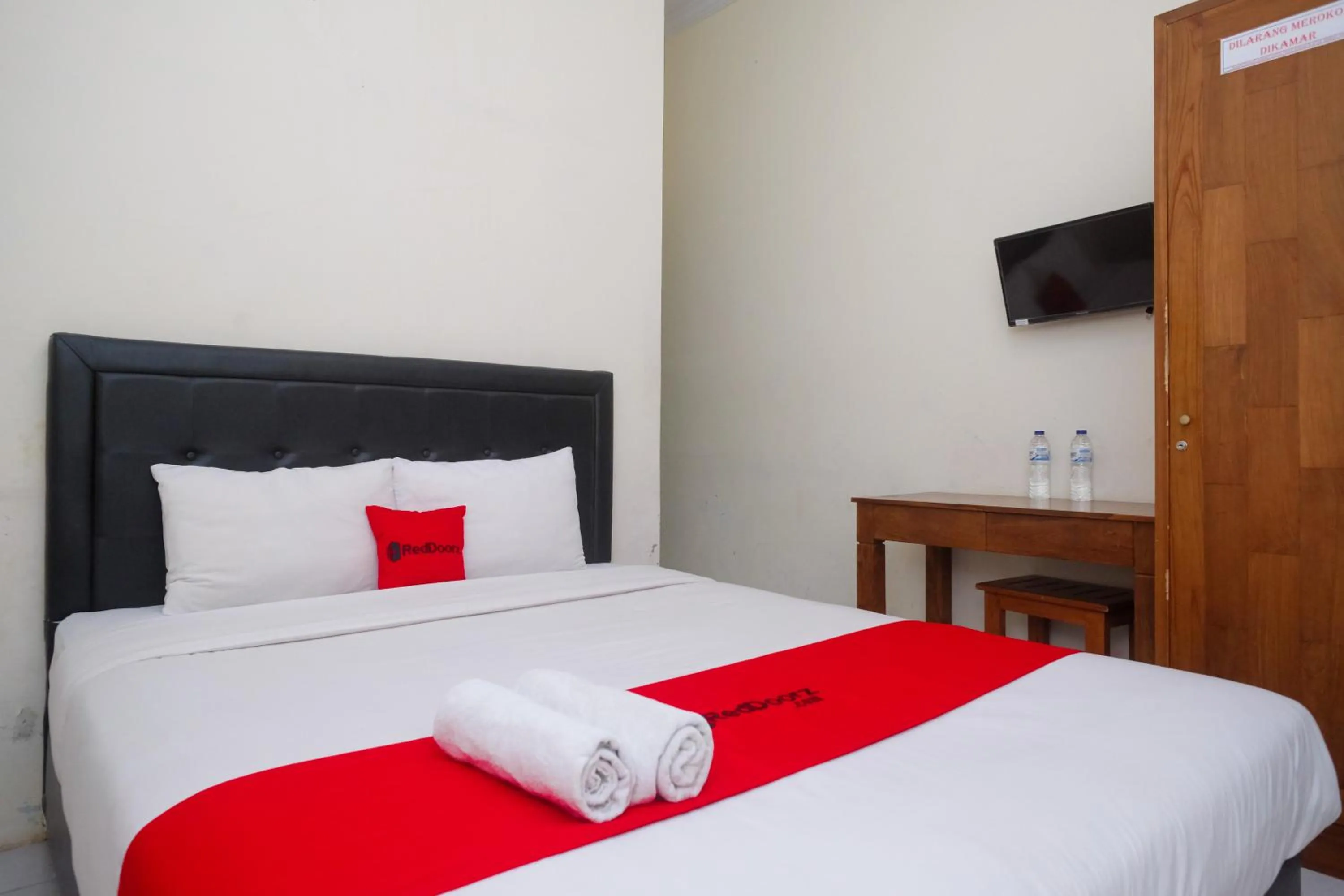 Bedroom, Bed in RedDoorz Syariah at Griya Hanum Condoongcatur